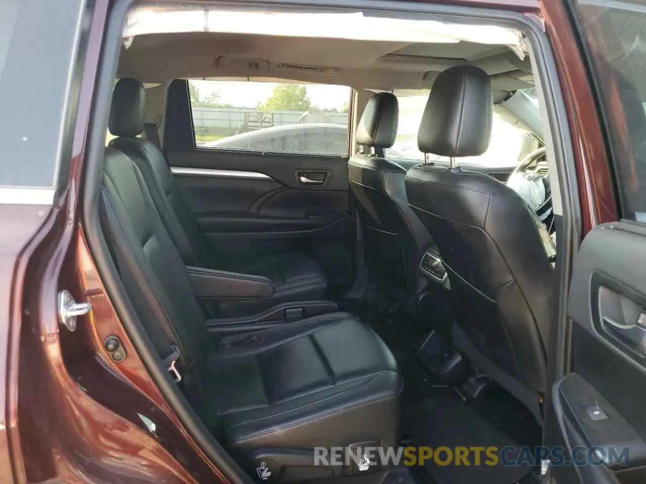 10 Photograph of a damaged car 5TDKZRFH9KS360190 TOYOTA HIGHLANDER 2019