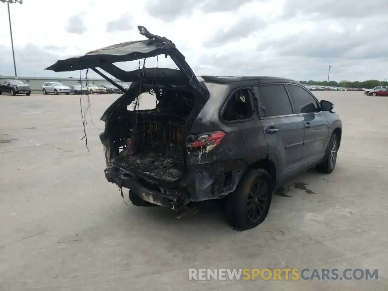 4 Photograph of a damaged car 5TDKZRFH9KS370461 TOYOTA HIGHLANDER 2019