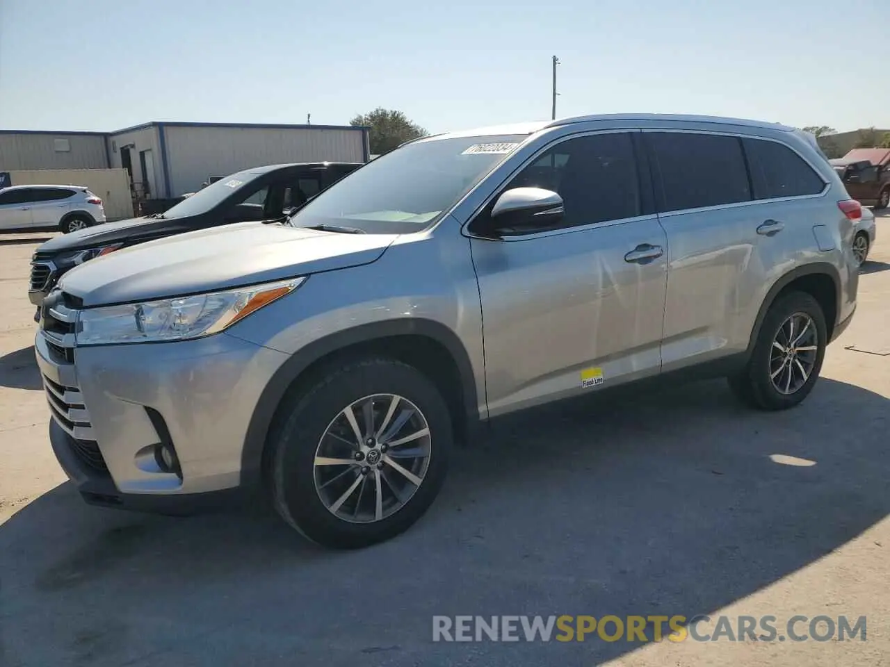 1 Photograph of a damaged car 5TDKZRFH9KS552452 TOYOTA HIGHLANDER 2019