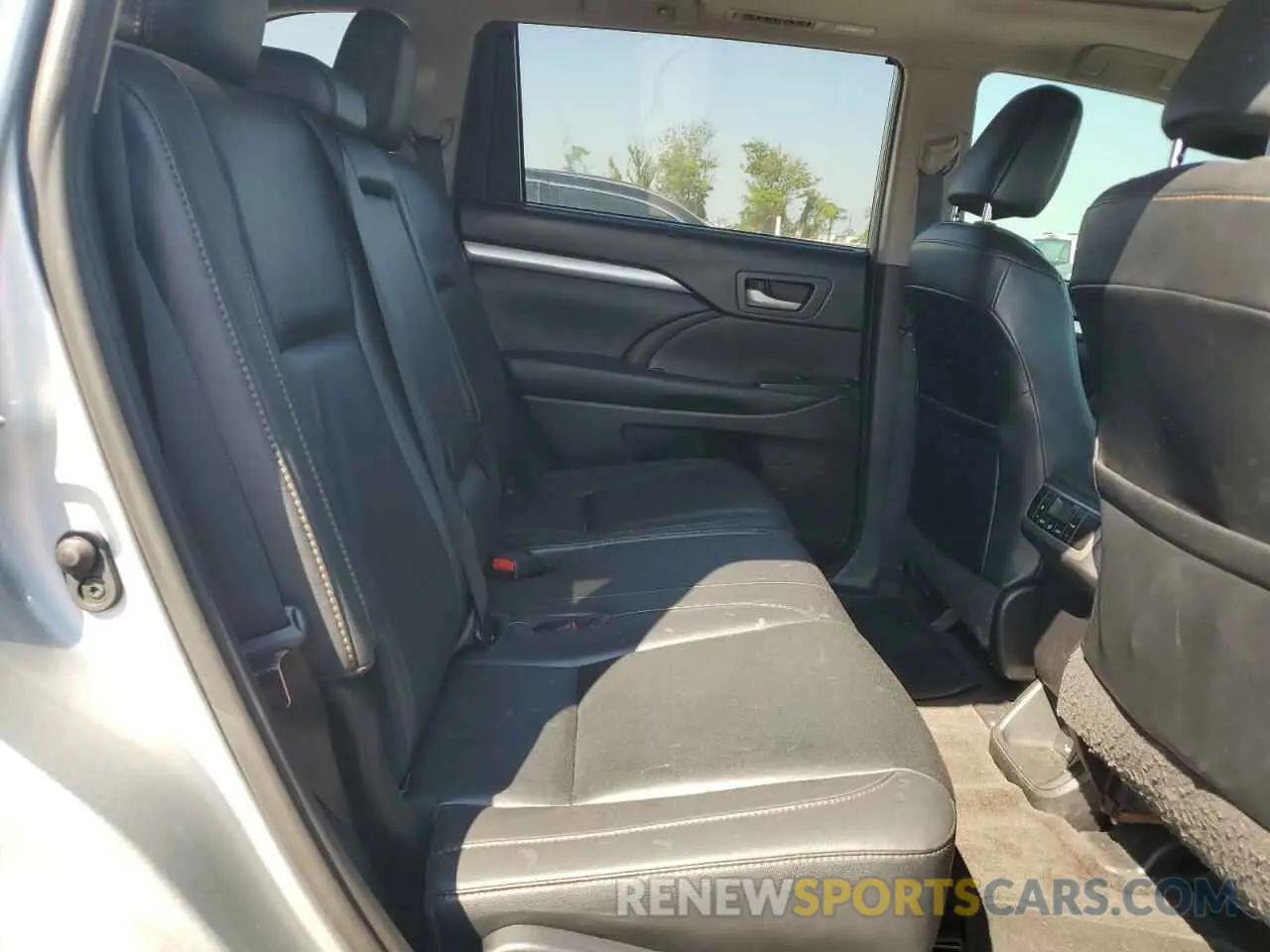 11 Photograph of a damaged car 5TDKZRFH9KS552452 TOYOTA HIGHLANDER 2019