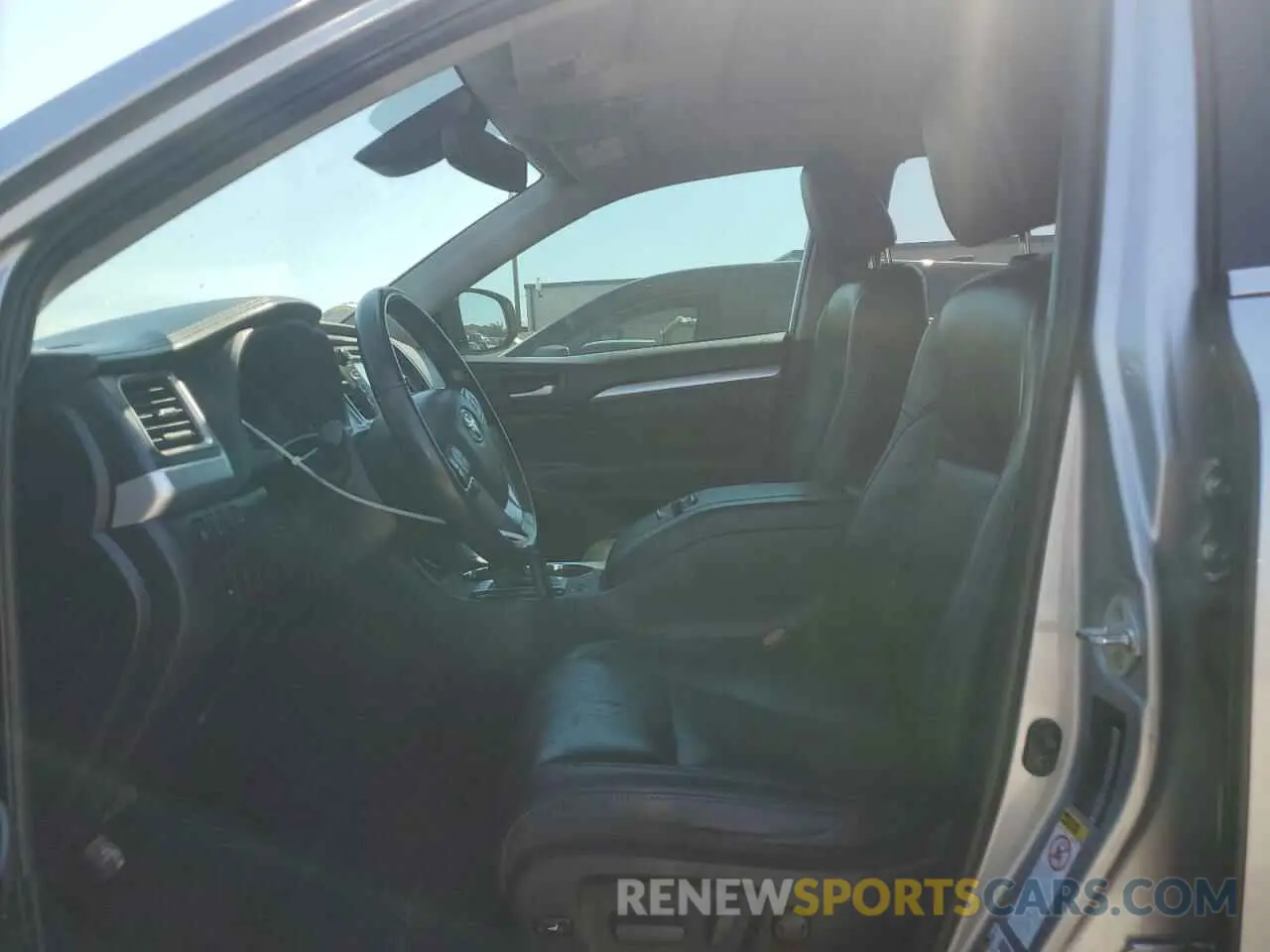 7 Photograph of a damaged car 5TDKZRFH9KS552452 TOYOTA HIGHLANDER 2019