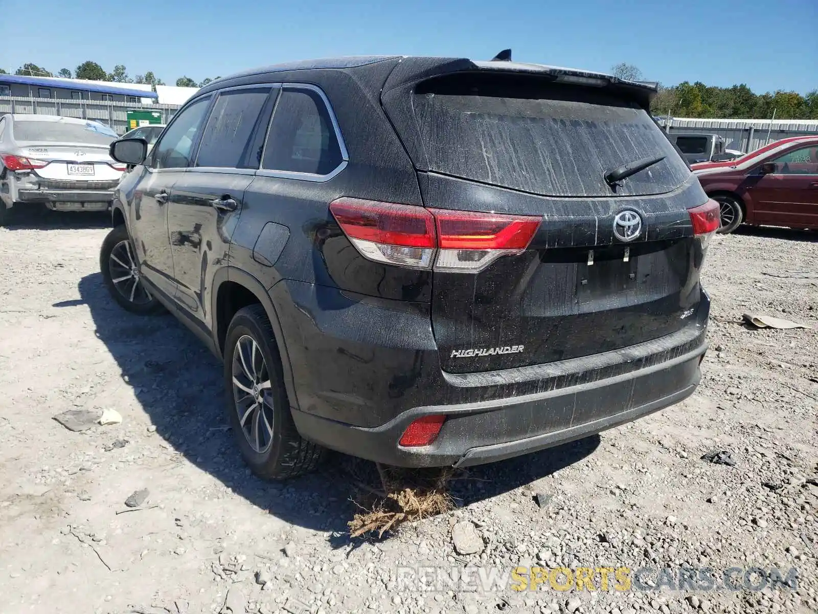 3 Photograph of a damaged car 5TDKZRFH9KS554833 TOYOTA HIGHLANDER 2019