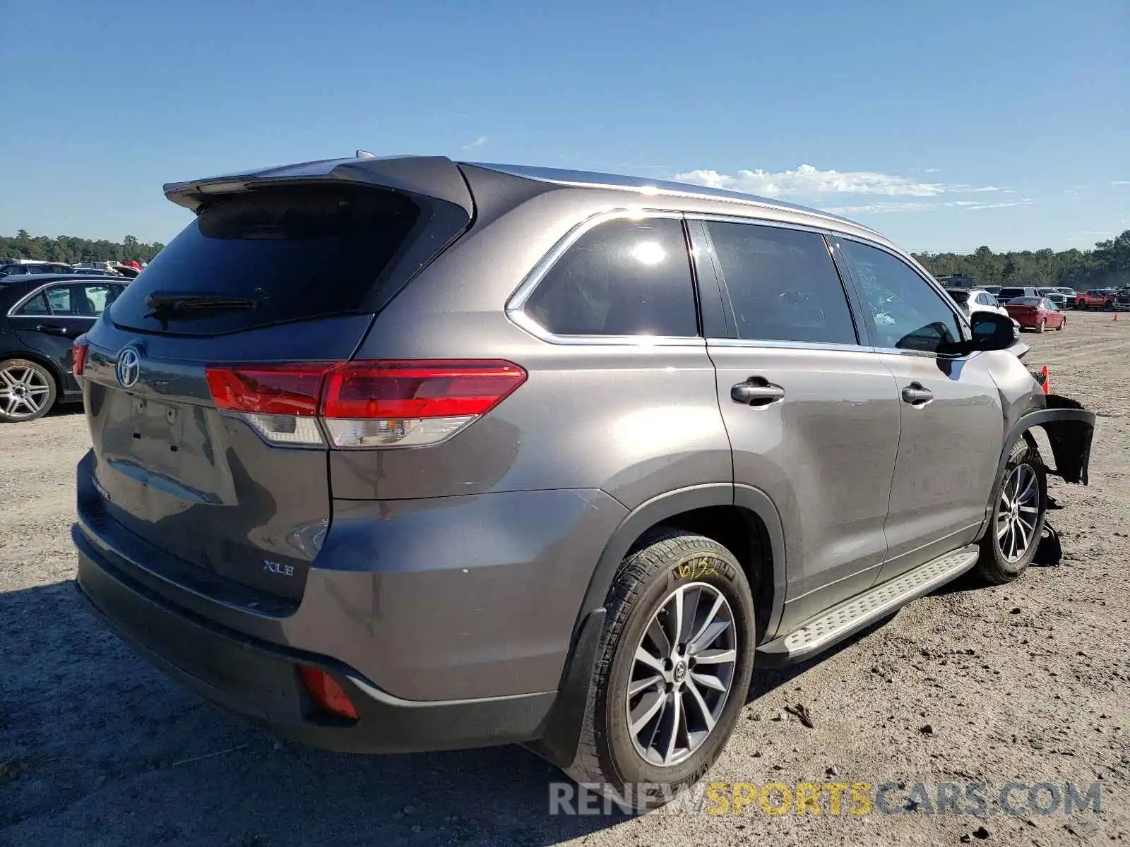 4 Photograph of a damaged car 5TDKZRFH9KS555996 TOYOTA HIGHLANDER 2019