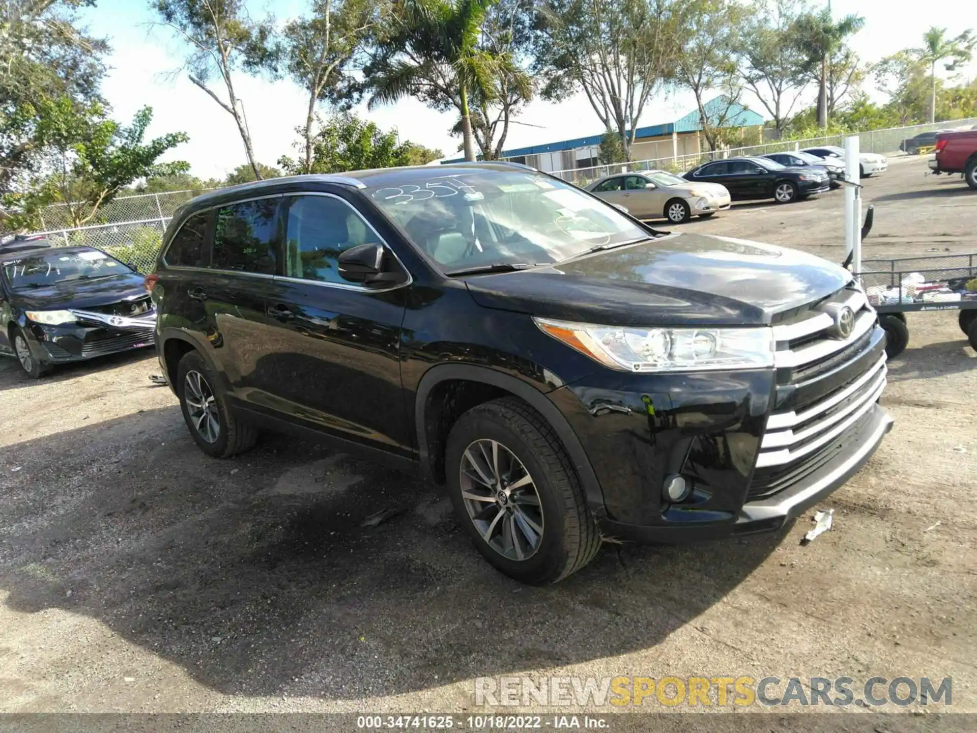 1 Photograph of a damaged car 5TDKZRFH9KS563354 TOYOTA HIGHLANDER 2019