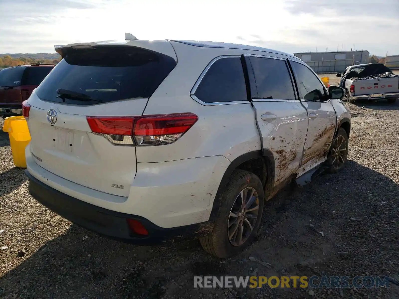 4 Photograph of a damaged car 5TDKZRFH9KS565721 TOYOTA HIGHLANDER 2019