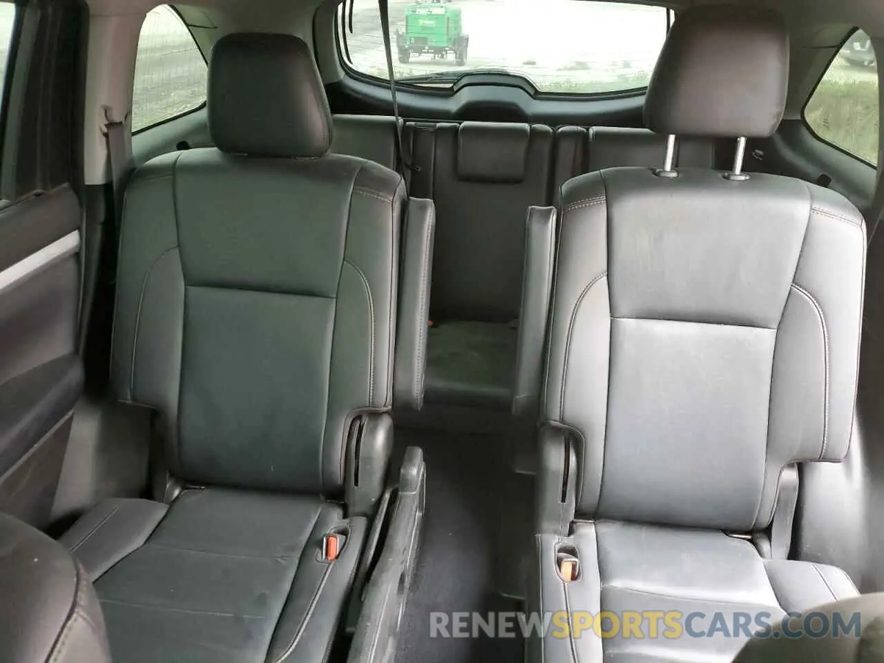 10 Photograph of a damaged car 5TDKZRFH9KS566111 TOYOTA HIGHLANDER 2019