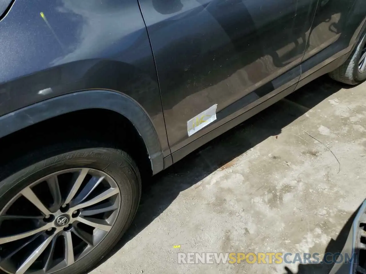 13 Photograph of a damaged car 5TDKZRFH9KS566111 TOYOTA HIGHLANDER 2019