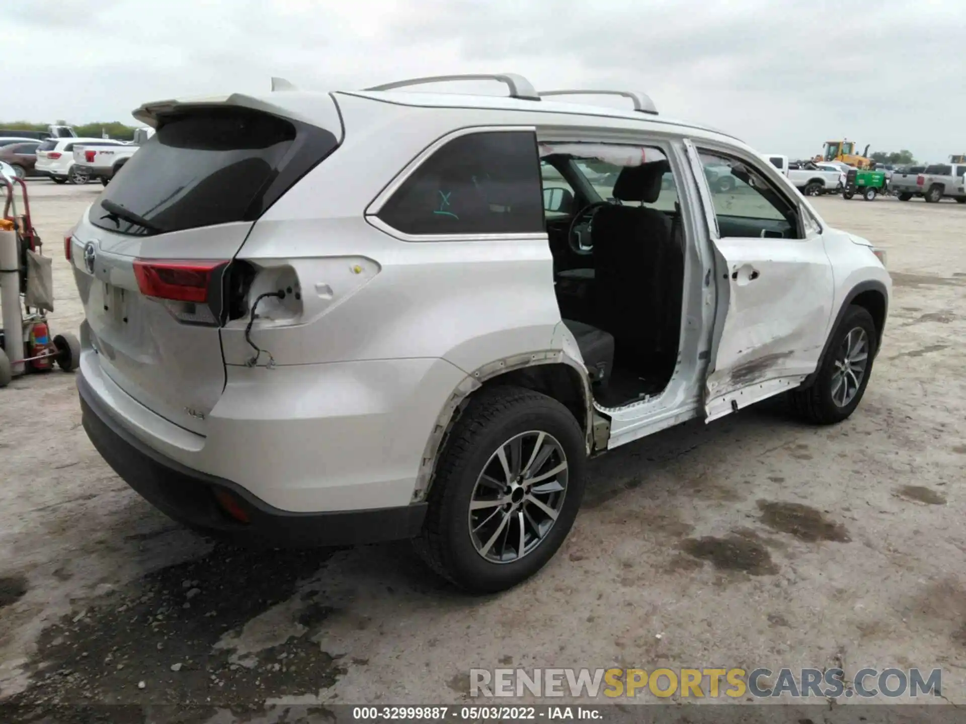 4 Photograph of a damaged car 5TDKZRFH9KS566965 TOYOTA HIGHLANDER 2019