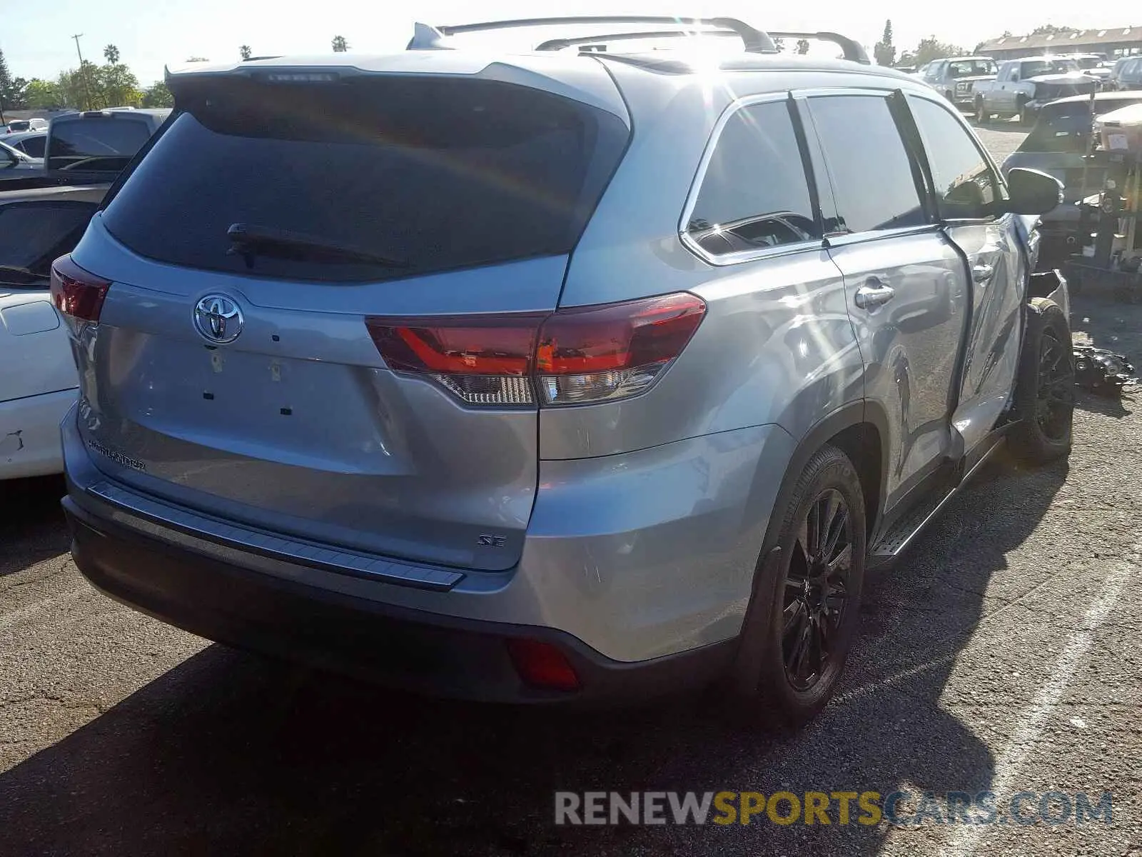 4 Photograph of a damaged car 5TDKZRFH9KS569719 TOYOTA HIGHLANDER 2019