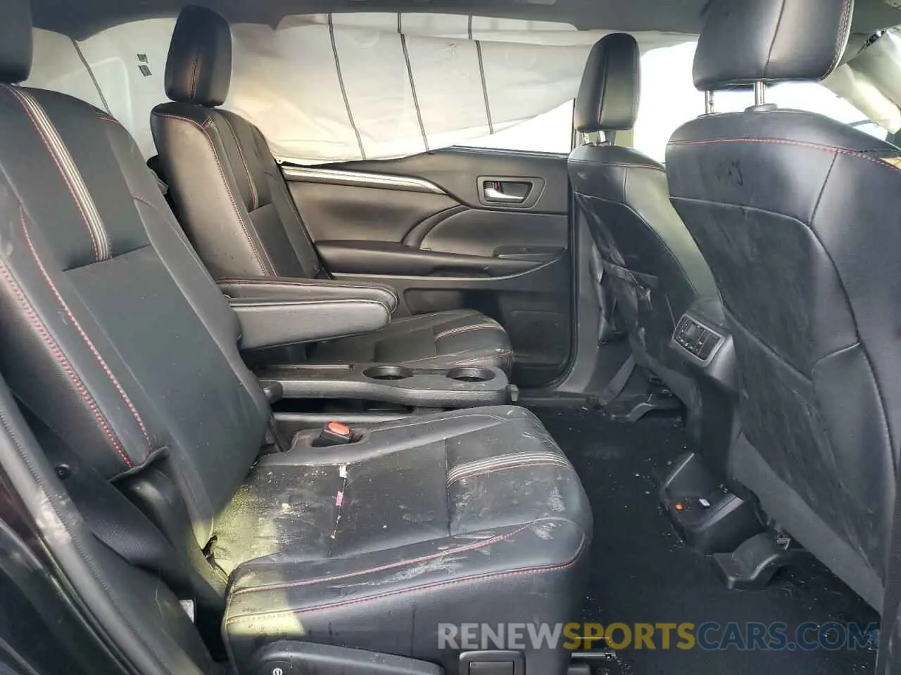 10 Photograph of a damaged car 5TDKZRFH9KS570823 TOYOTA HIGHLANDER 2019