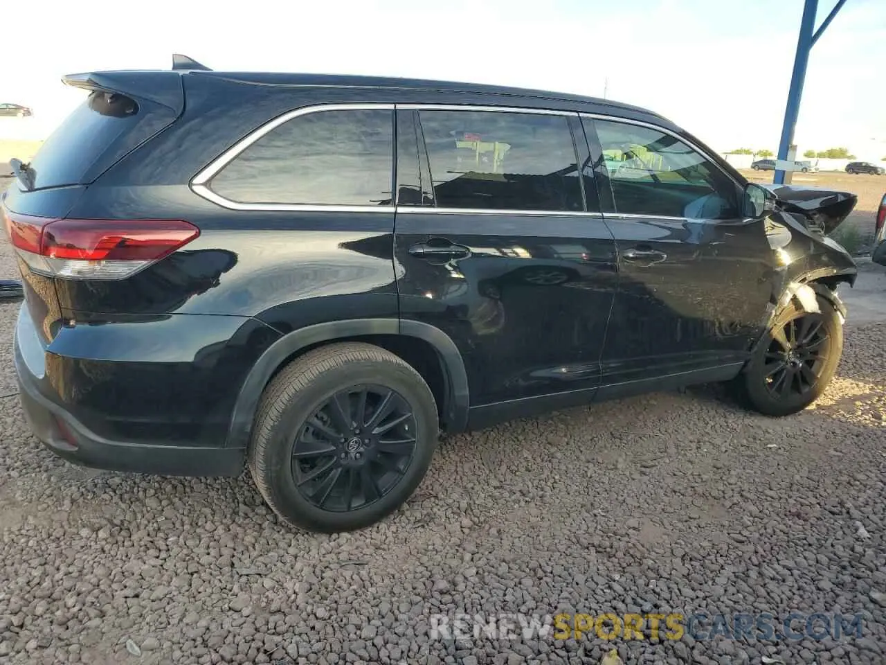 3 Photograph of a damaged car 5TDKZRFH9KS570823 TOYOTA HIGHLANDER 2019