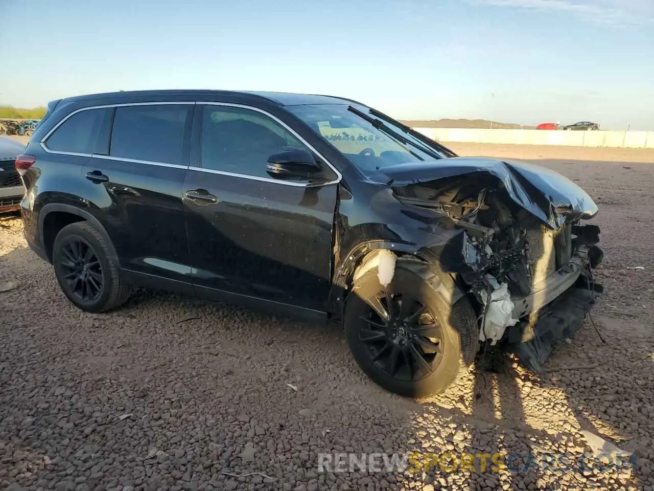 4 Photograph of a damaged car 5TDKZRFH9KS570823 TOYOTA HIGHLANDER 2019