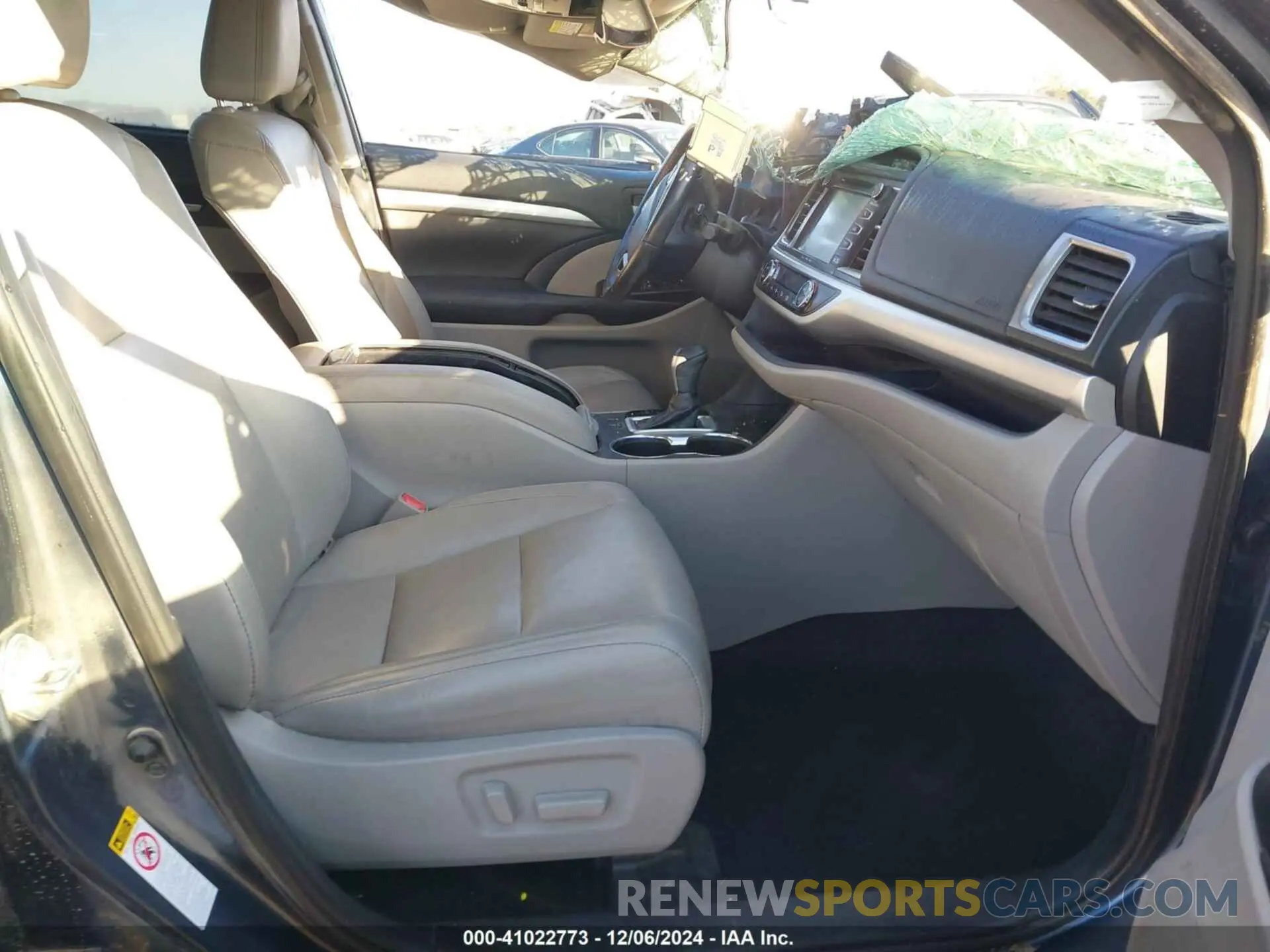 5 Photograph of a damaged car 5TDKZRFHXKS291459 TOYOTA HIGHLANDER 2019