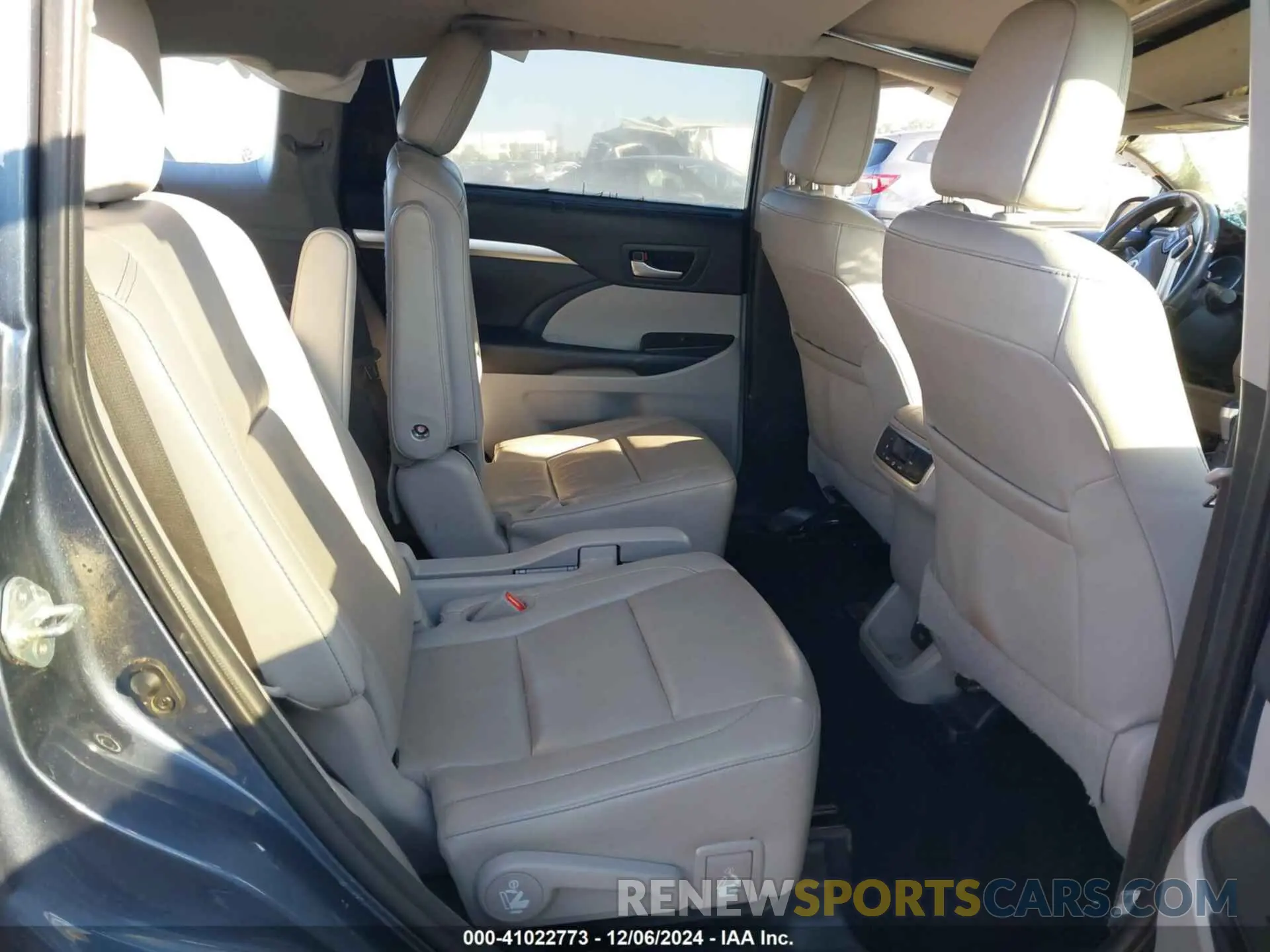 8 Photograph of a damaged car 5TDKZRFHXKS291459 TOYOTA HIGHLANDER 2019