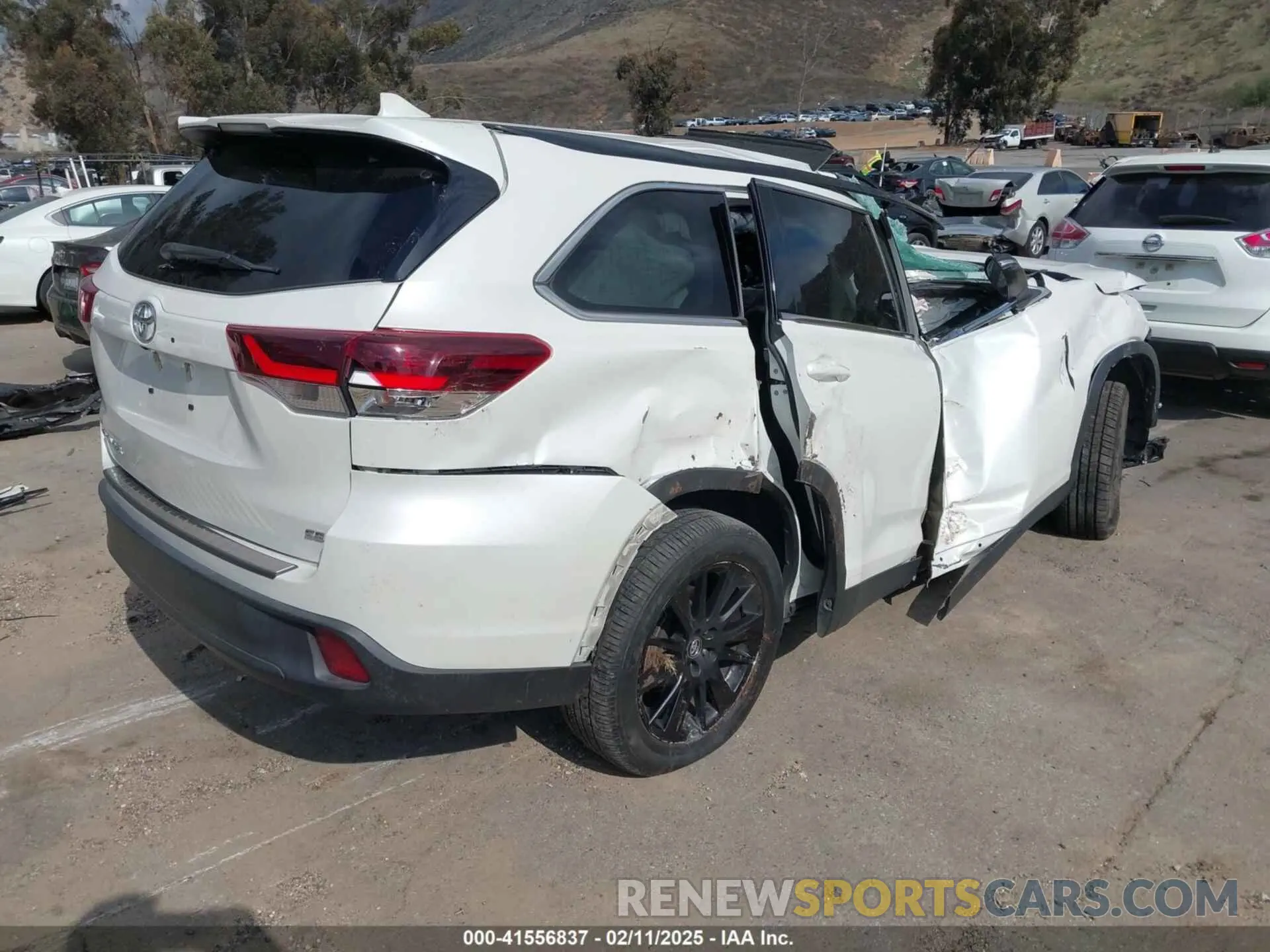 4 Photograph of a damaged car 5TDKZRFHXKS308146 TOYOTA HIGHLANDER 2019