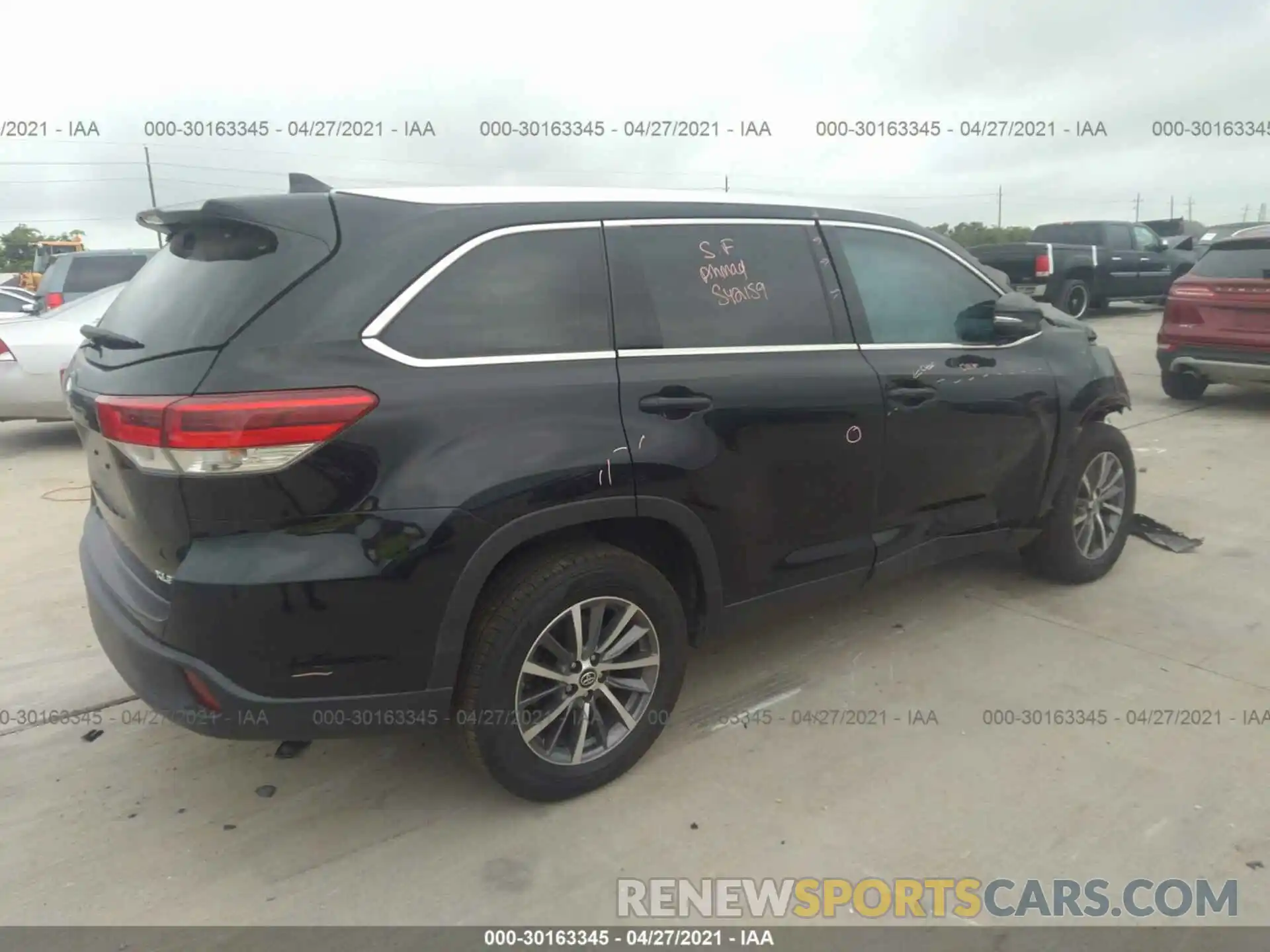 4 Photograph of a damaged car 5TDKZRFHXKS316764 TOYOTA HIGHLANDER 2019