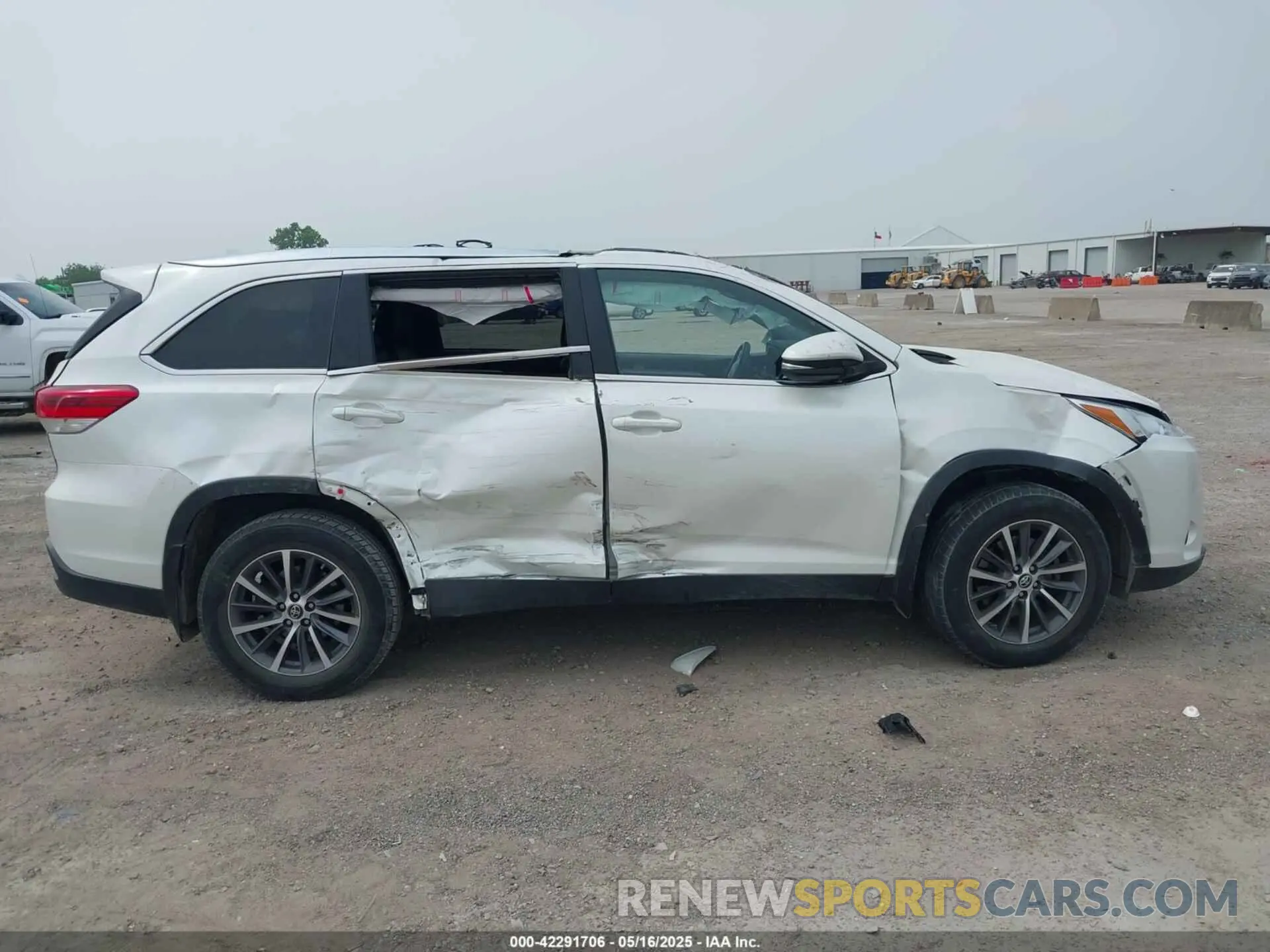 12 Photograph of a damaged car 5TDKZRFHXKS320278 TOYOTA HIGHLANDER 2019