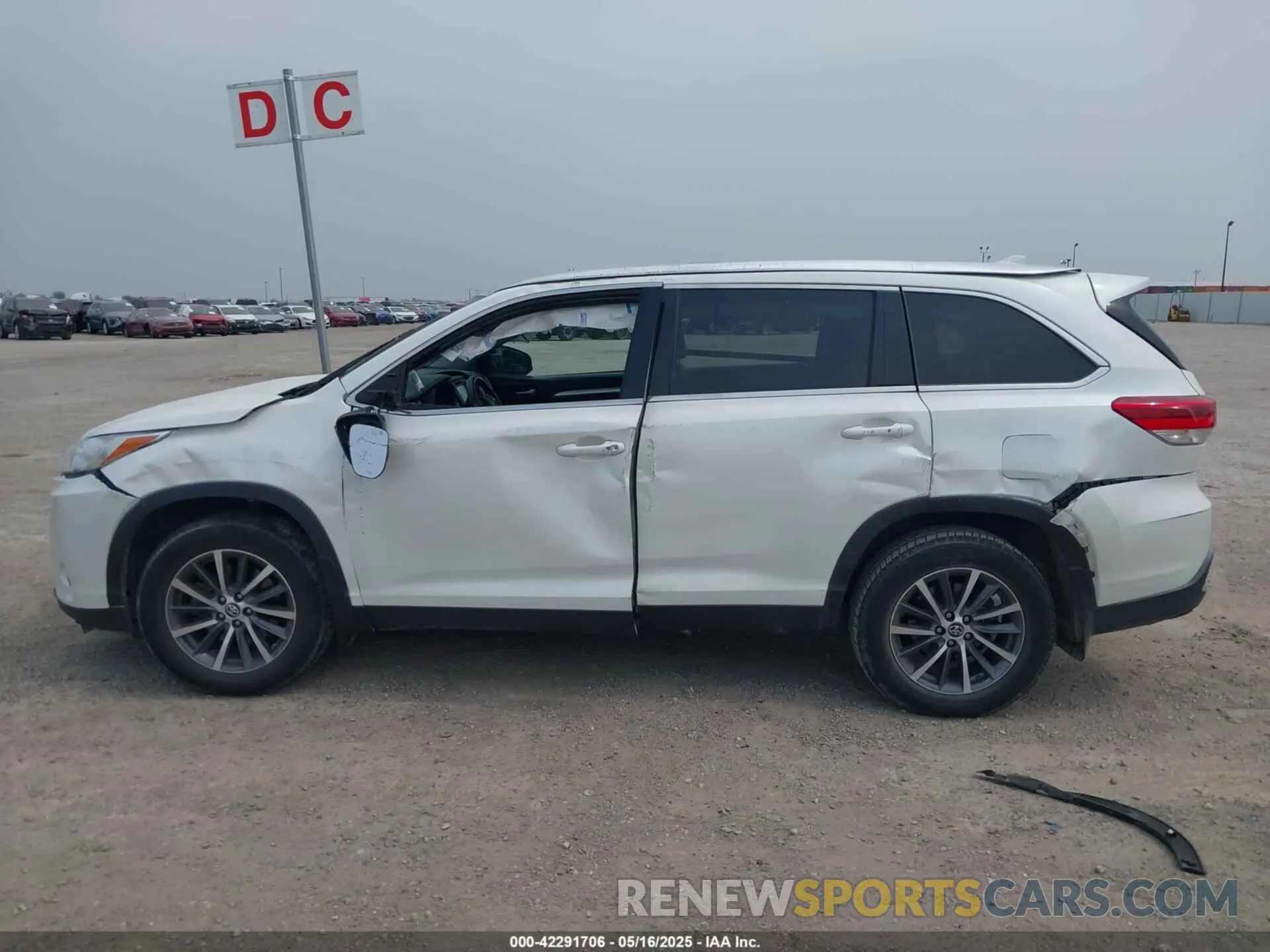 13 Photograph of a damaged car 5TDKZRFHXKS320278 TOYOTA HIGHLANDER 2019