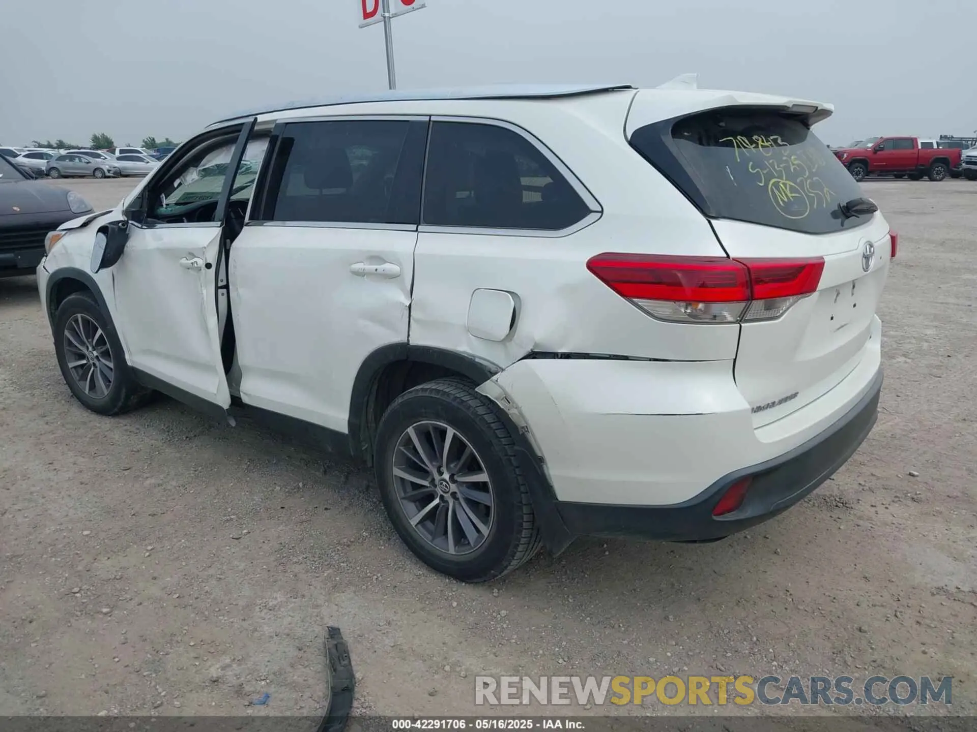 3 Photograph of a damaged car 5TDKZRFHXKS320278 TOYOTA HIGHLANDER 2019