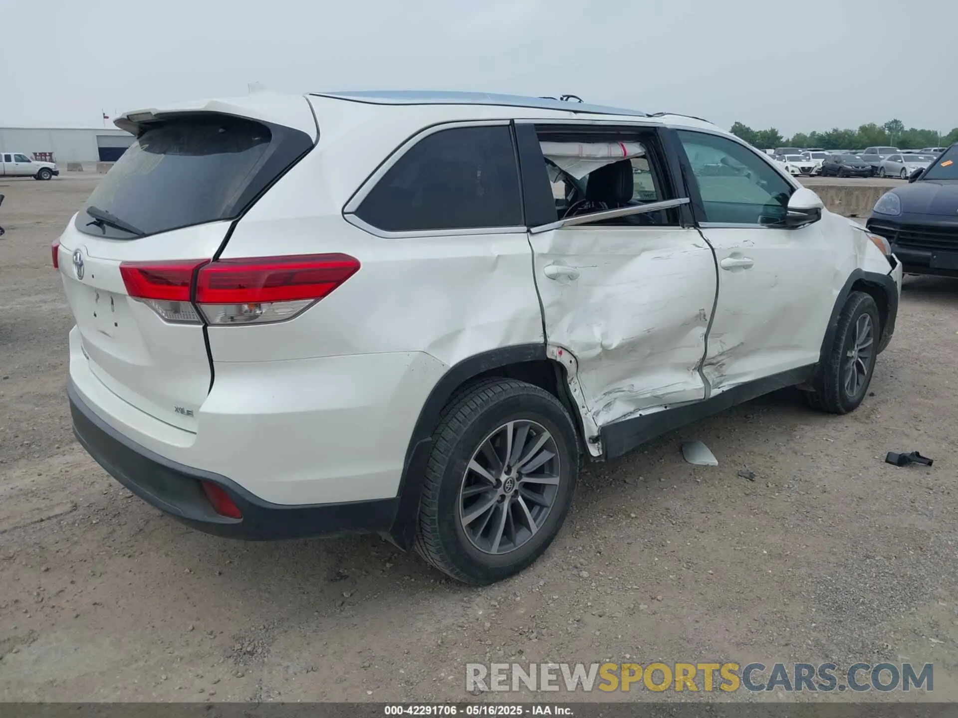 4 Photograph of a damaged car 5TDKZRFHXKS320278 TOYOTA HIGHLANDER 2019