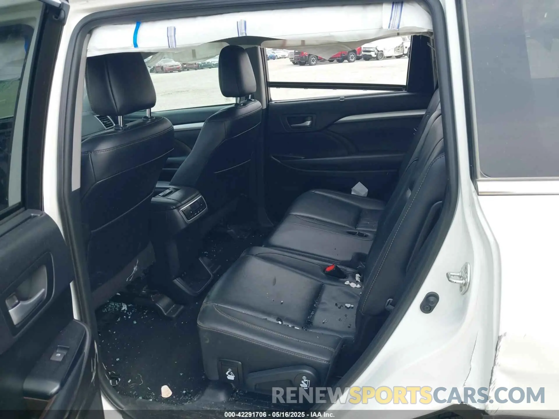 8 Photograph of a damaged car 5TDKZRFHXKS320278 TOYOTA HIGHLANDER 2019
