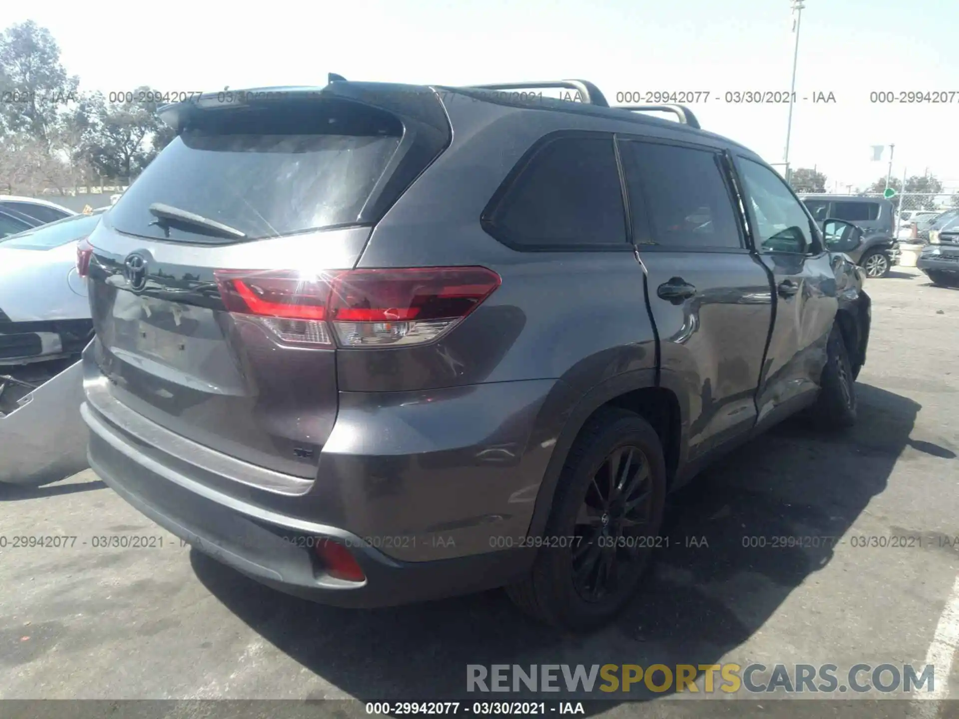 4 Photograph of a damaged car 5TDKZRFHXKS329711 TOYOTA HIGHLANDER 2019