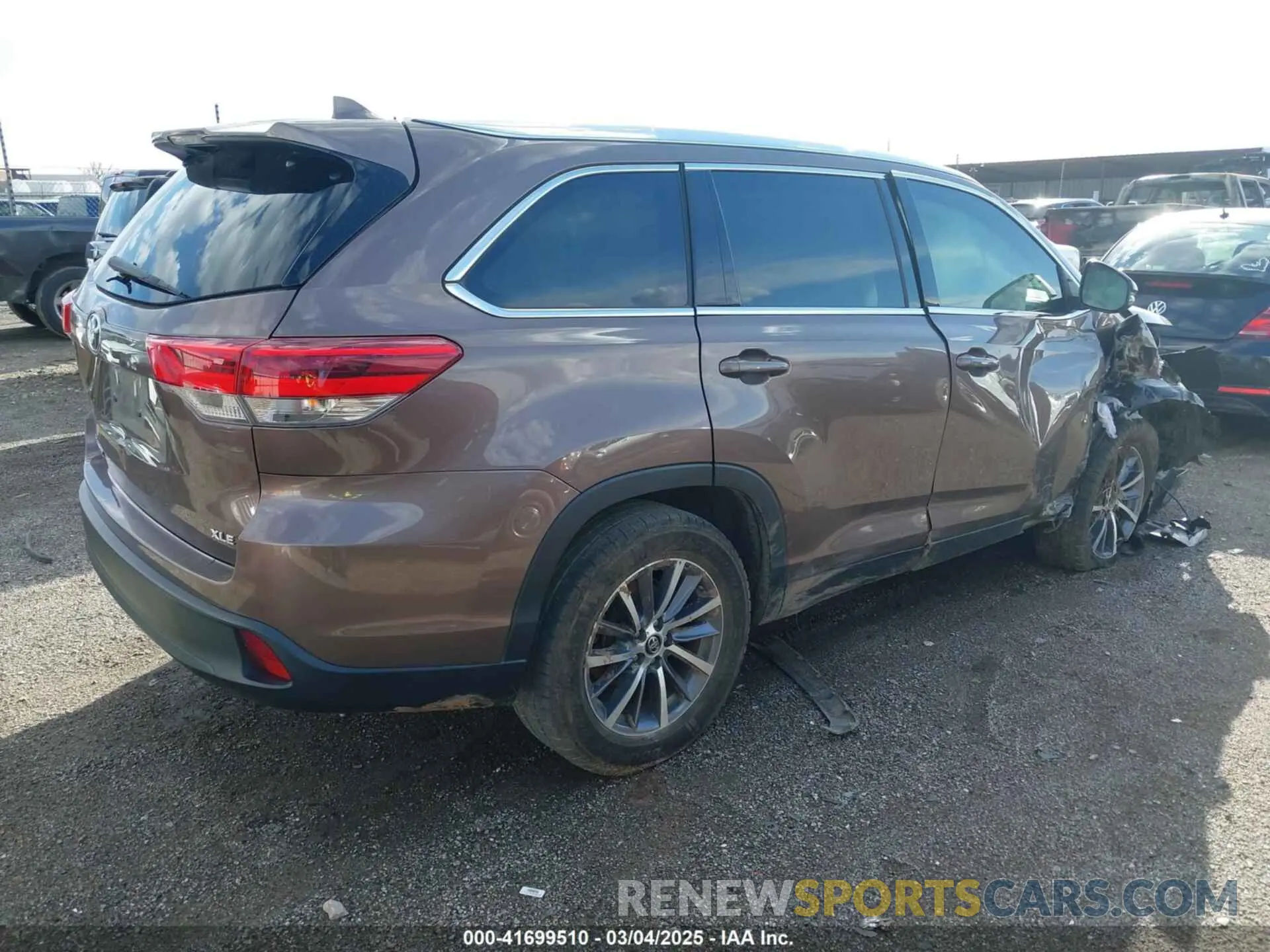 4 Photograph of a damaged car 5TDKZRFHXKS334293 TOYOTA HIGHLANDER 2019