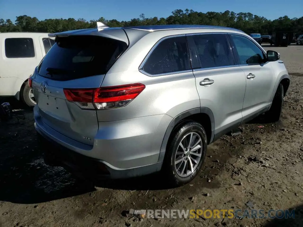 3 Photograph of a damaged car 5TDKZRFHXKS340191 TOYOTA HIGHLANDER 2019