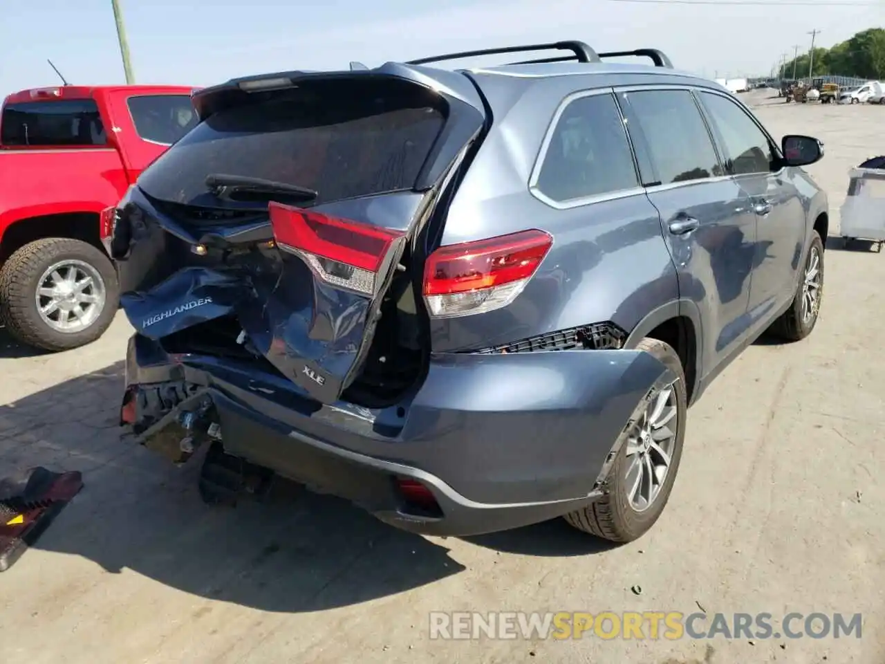 4 Photograph of a damaged car 5TDKZRFHXKS368749 TOYOTA HIGHLANDER 2019