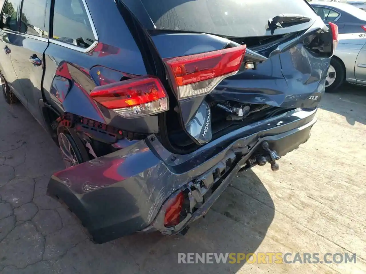 9 Photograph of a damaged car 5TDKZRFHXKS368749 TOYOTA HIGHLANDER 2019