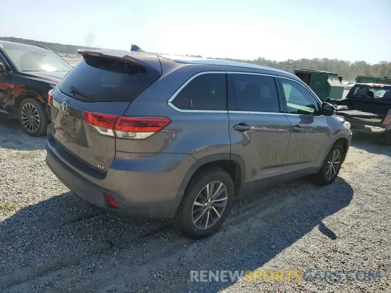 3 Photograph of a damaged car 5TDKZRFHXKS555523 TOYOTA HIGHLANDER 2019