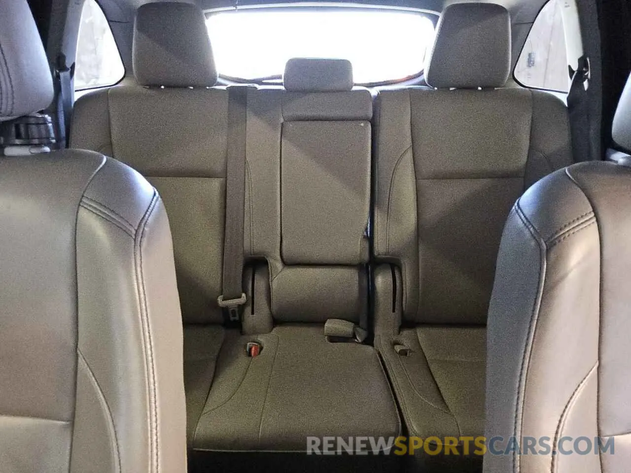 10 Photograph of a damaged car 5TDKZRFHXKS556199 TOYOTA HIGHLANDER 2019