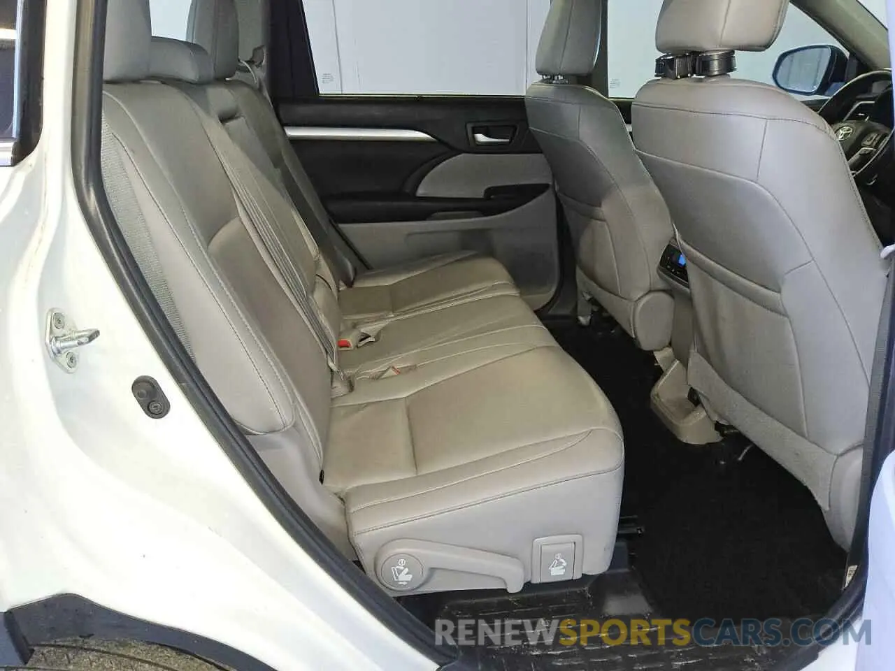 11 Photograph of a damaged car 5TDKZRFHXKS556199 TOYOTA HIGHLANDER 2019