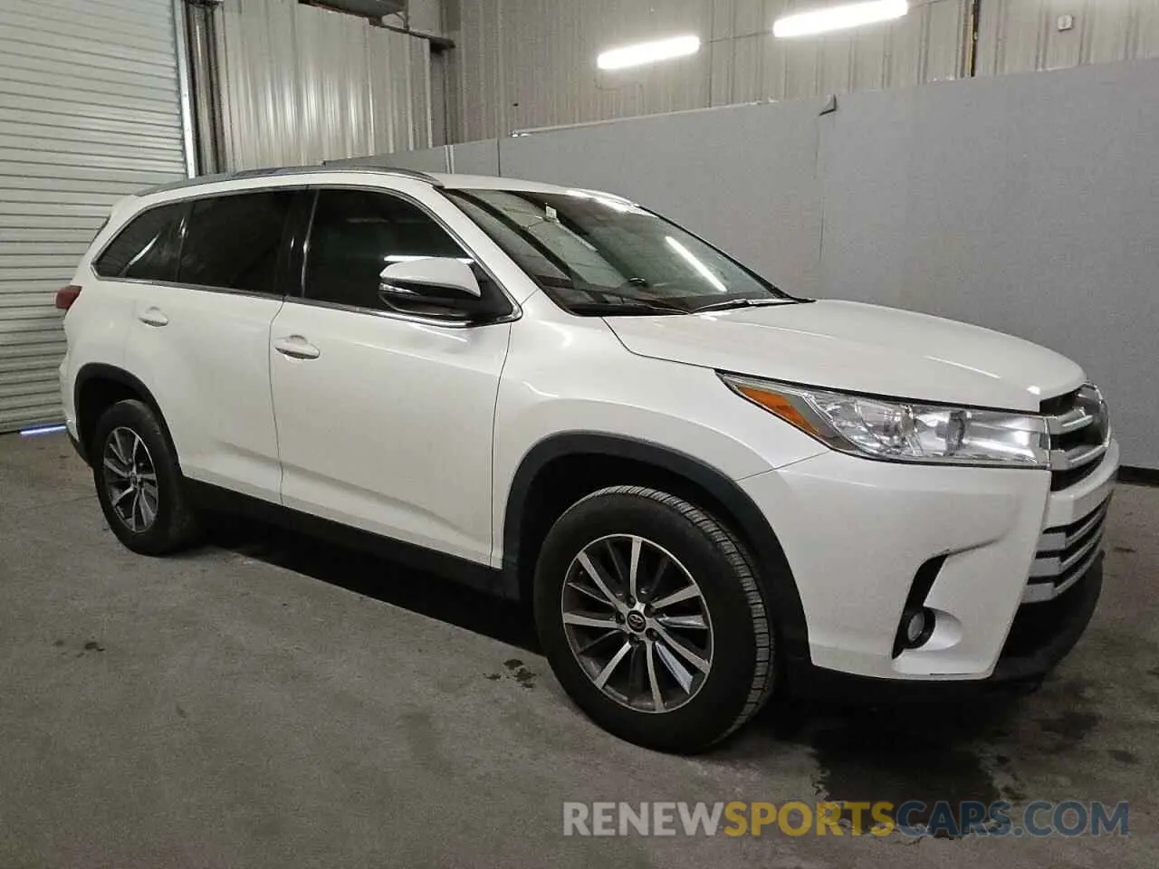 4 Photograph of a damaged car 5TDKZRFHXKS556199 TOYOTA HIGHLANDER 2019