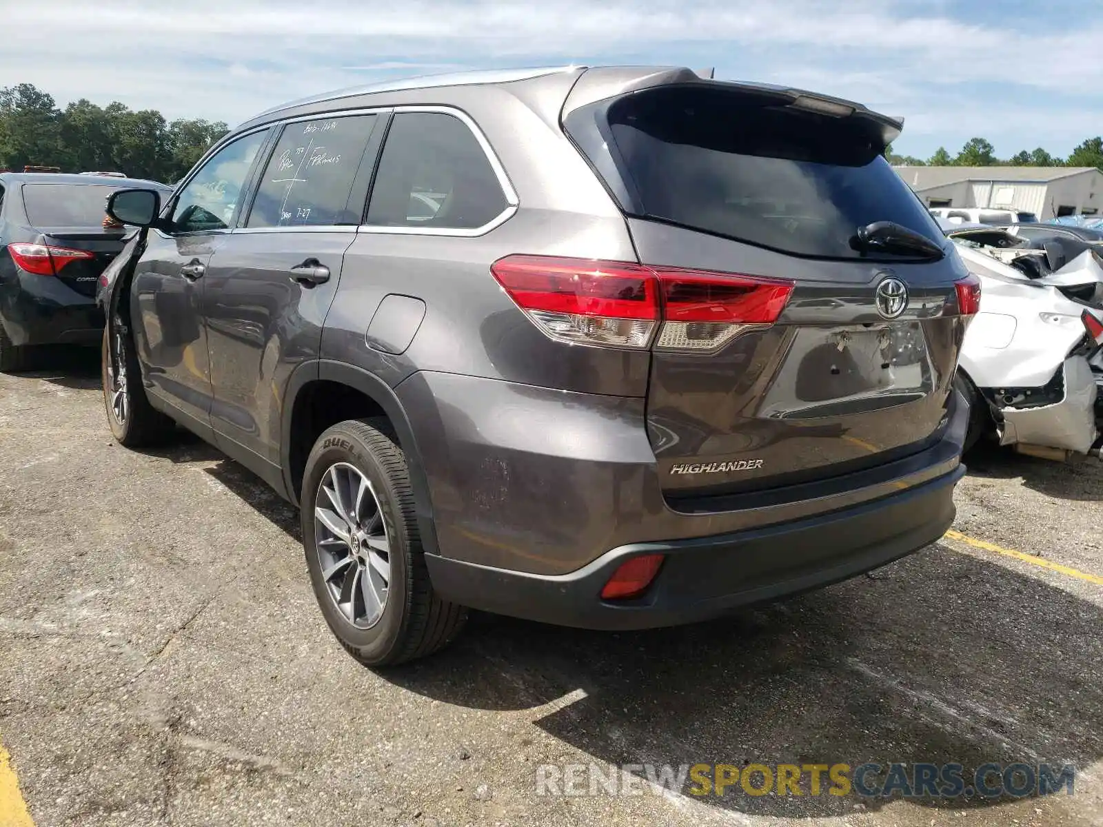 3 Photograph of a damaged car 5TDKZRFHXKS556297 TOYOTA HIGHLANDER 2019