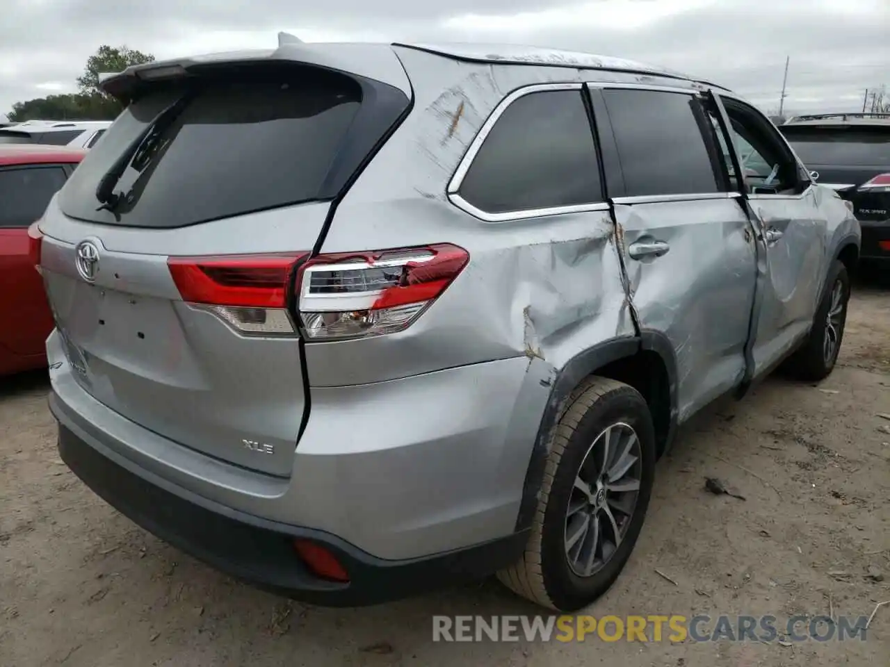 4 Photograph of a damaged car 5TDKZRFHXKS559099 TOYOTA HIGHLANDER 2019