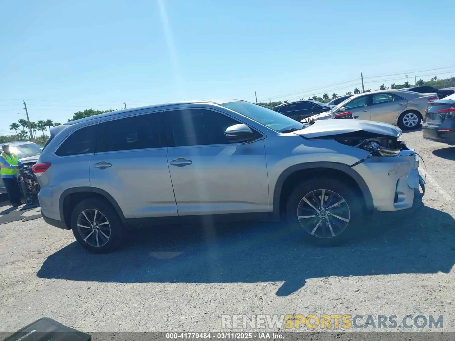 13 Photograph of a damaged car 5TDKZRFHXKS567025 TOYOTA HIGHLANDER 2019