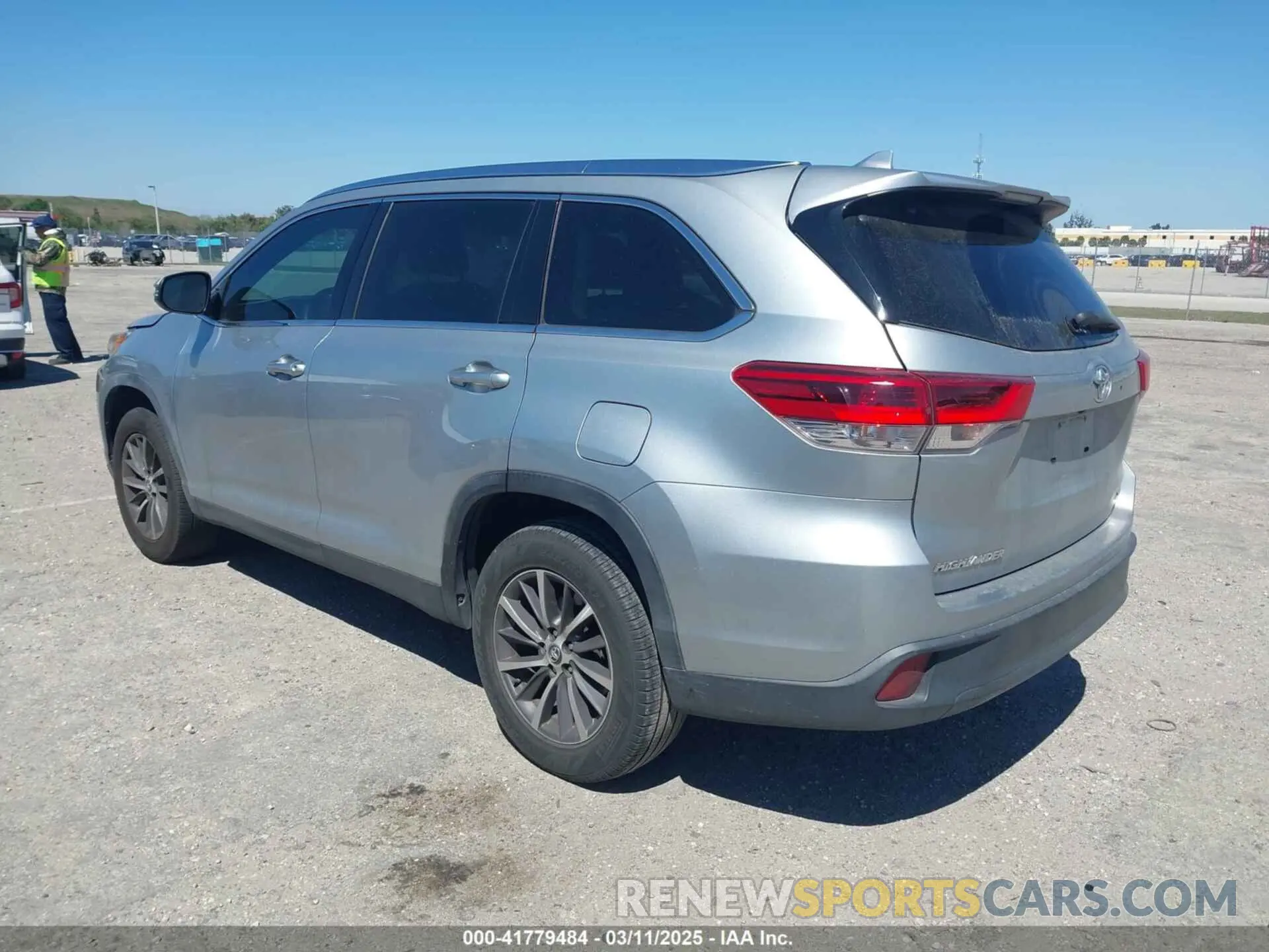 3 Photograph of a damaged car 5TDKZRFHXKS567025 TOYOTA HIGHLANDER 2019