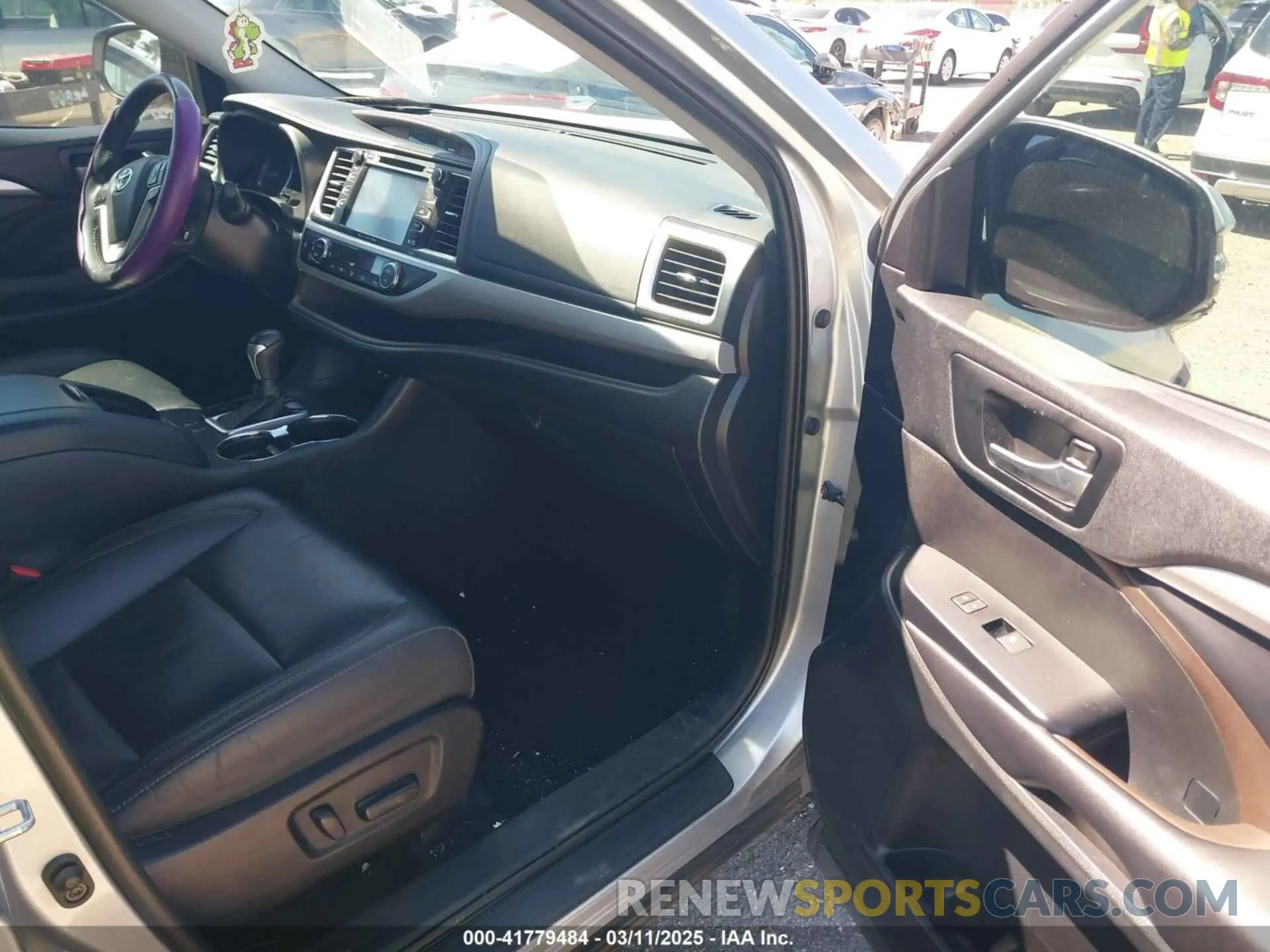 5 Photograph of a damaged car 5TDKZRFHXKS567025 TOYOTA HIGHLANDER 2019