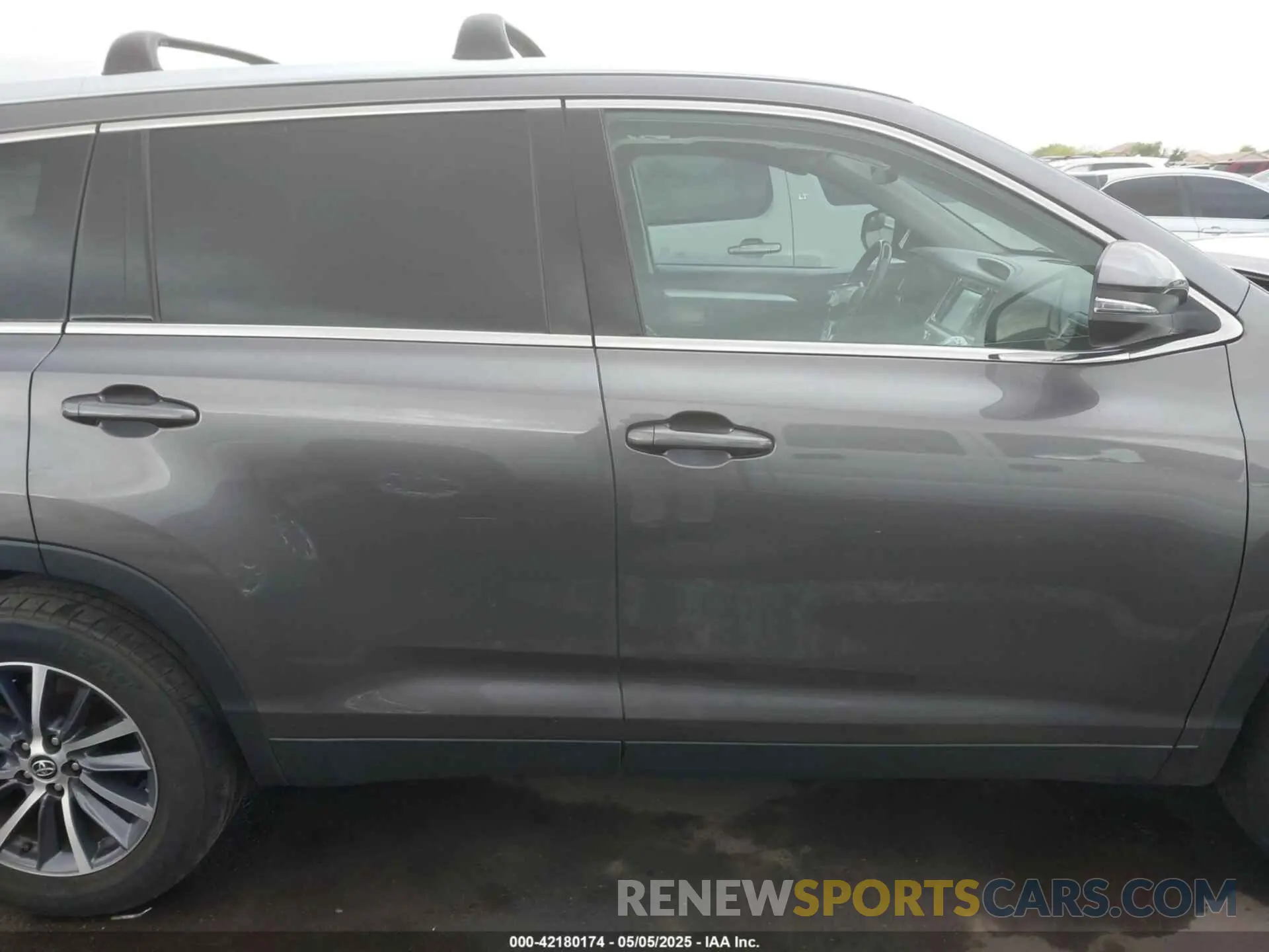 12 Photograph of a damaged car 5TDKZRFHXKS567882 TOYOTA HIGHLANDER 2019