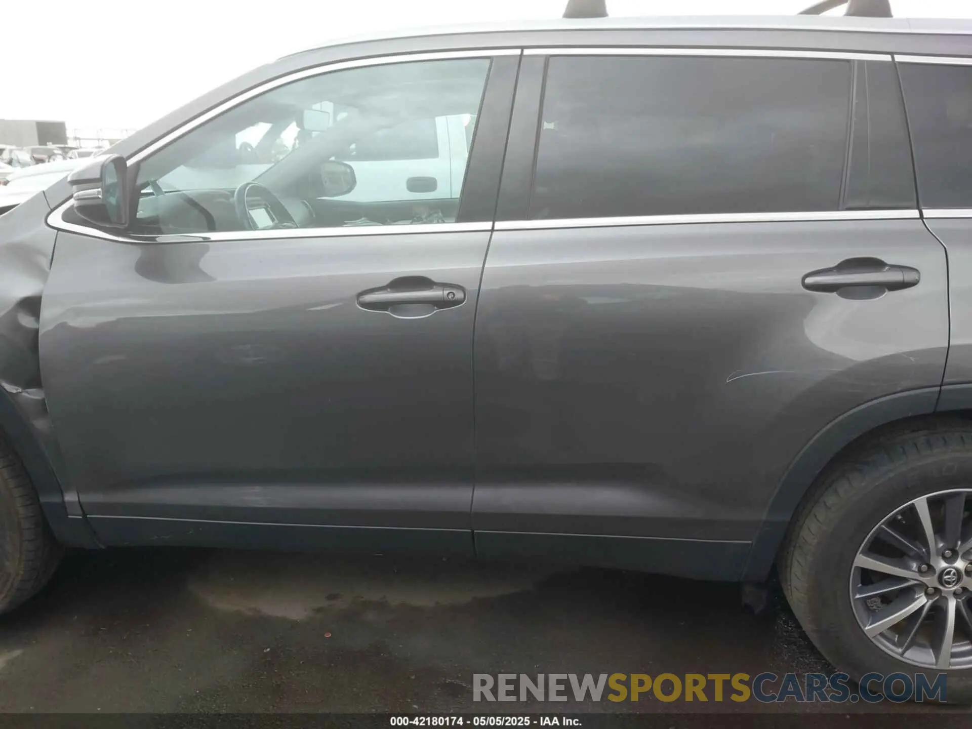 13 Photograph of a damaged car 5TDKZRFHXKS567882 TOYOTA HIGHLANDER 2019