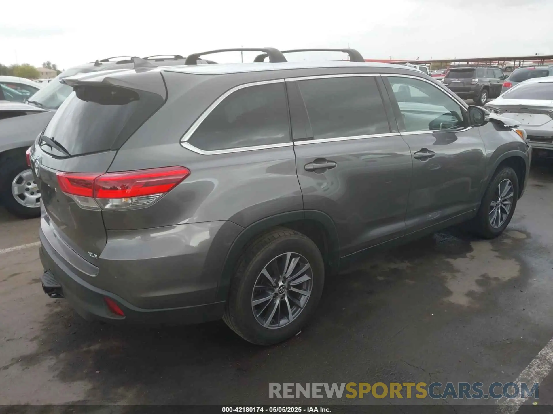 4 Photograph of a damaged car 5TDKZRFHXKS567882 TOYOTA HIGHLANDER 2019
