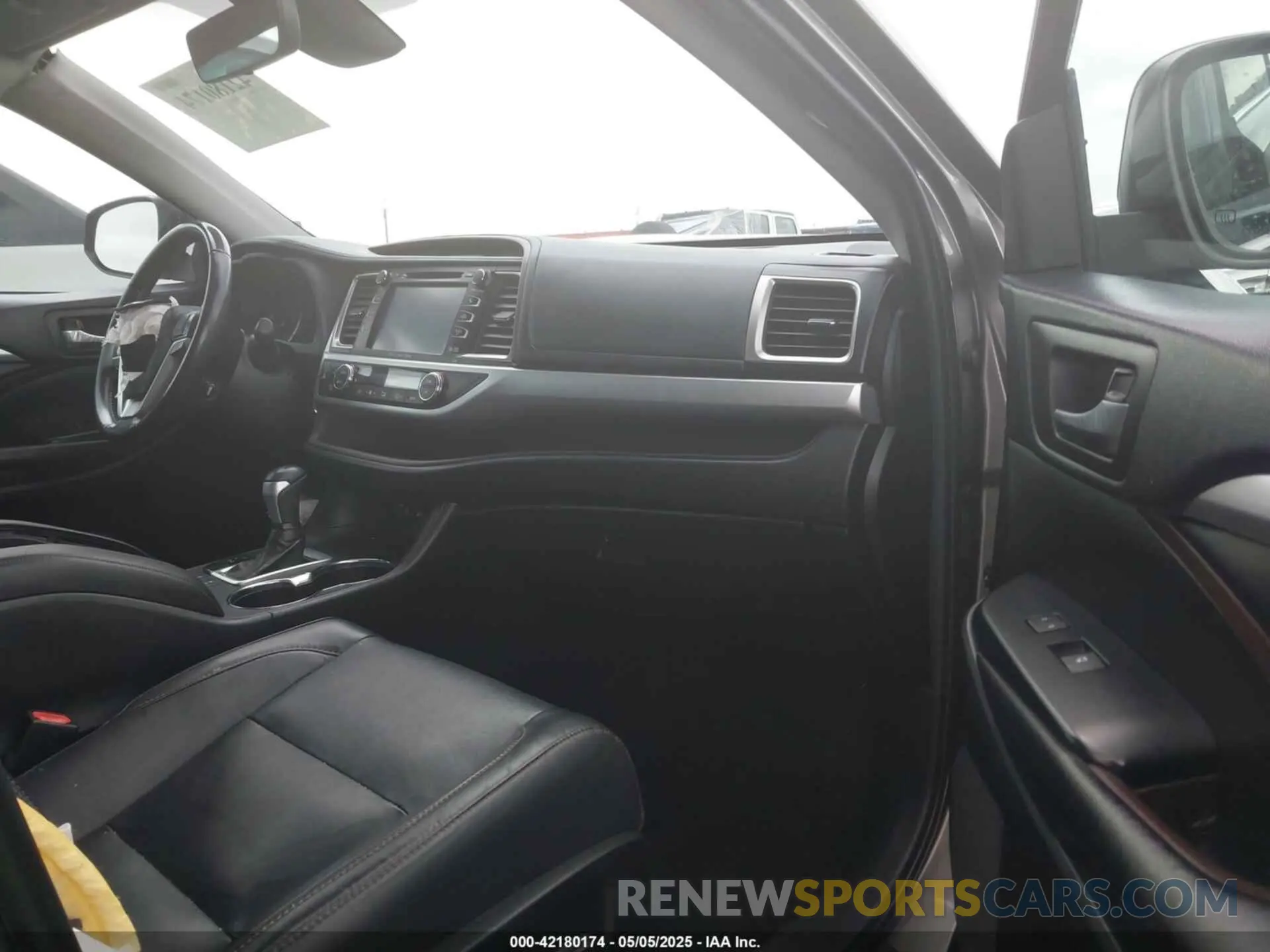 5 Photograph of a damaged car 5TDKZRFHXKS567882 TOYOTA HIGHLANDER 2019