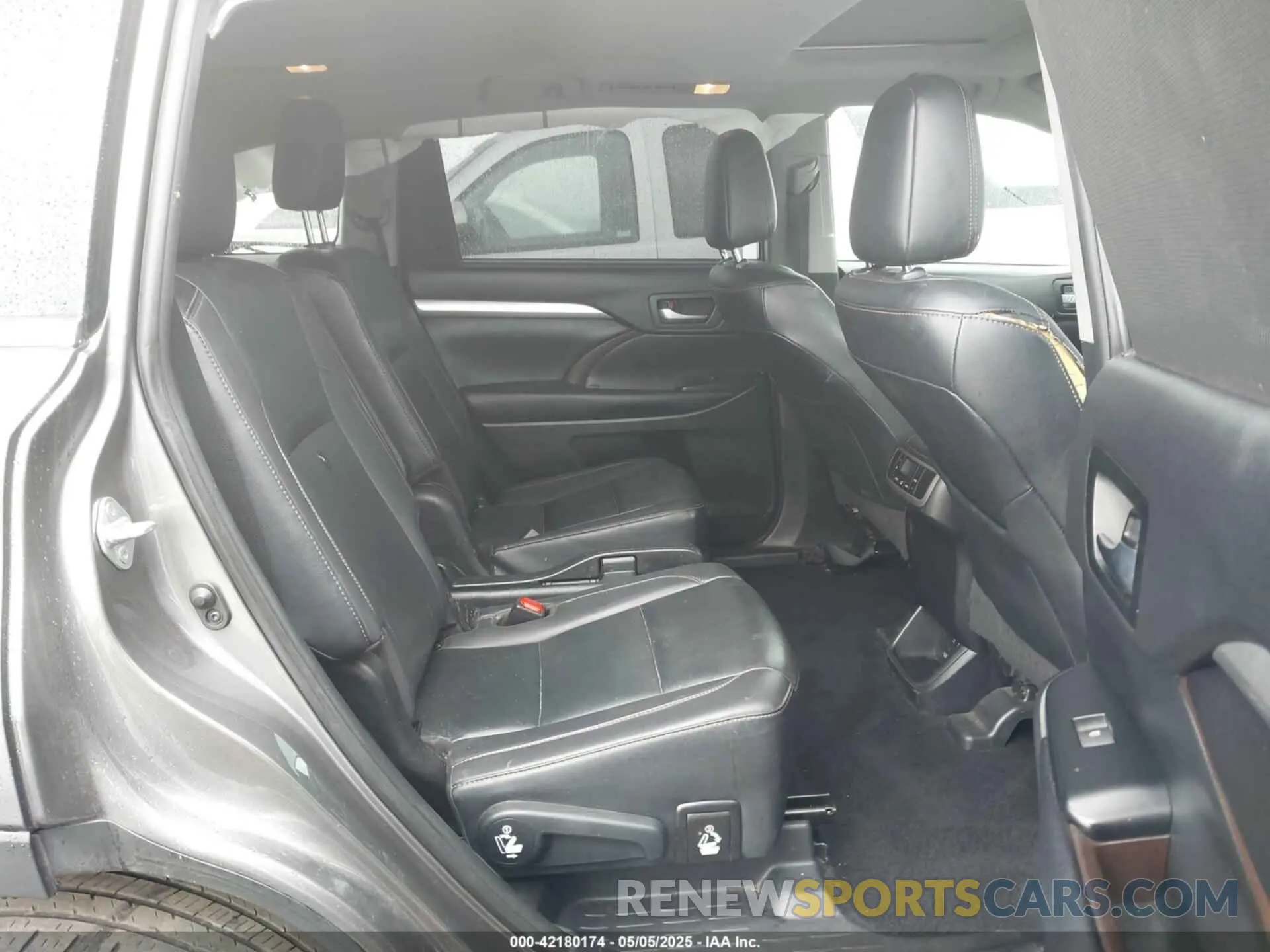 8 Photograph of a damaged car 5TDKZRFHXKS567882 TOYOTA HIGHLANDER 2019