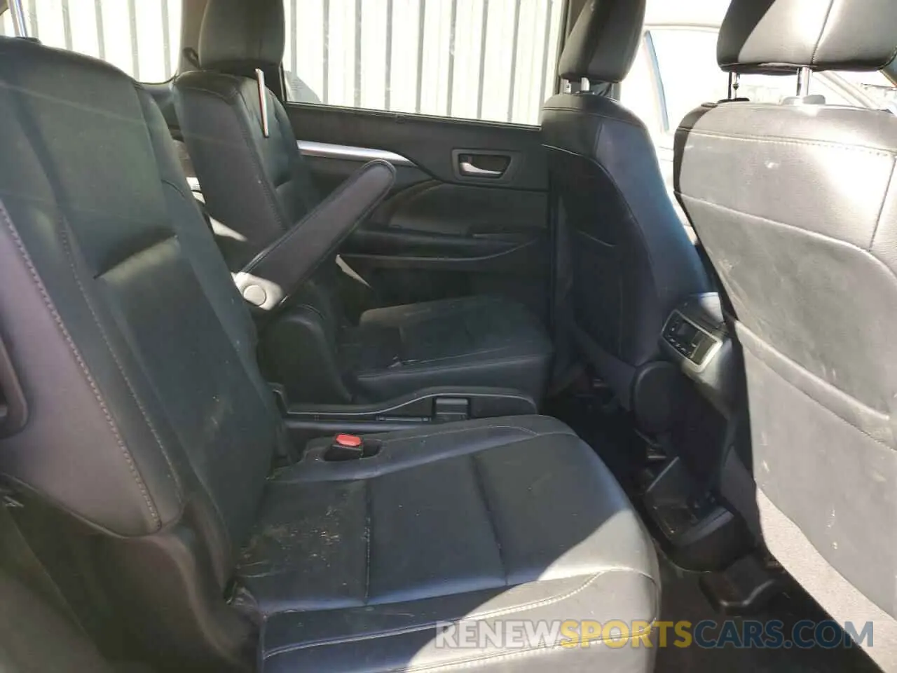 11 Photograph of a damaged car 5TDKZRFHXKS568823 TOYOTA HIGHLANDER 2019