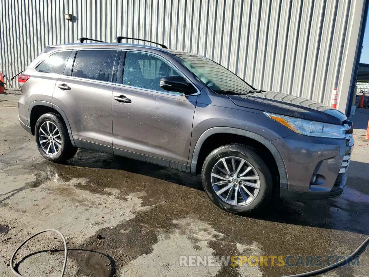 4 Photograph of a damaged car 5TDKZRFHXKS568823 TOYOTA HIGHLANDER 2019