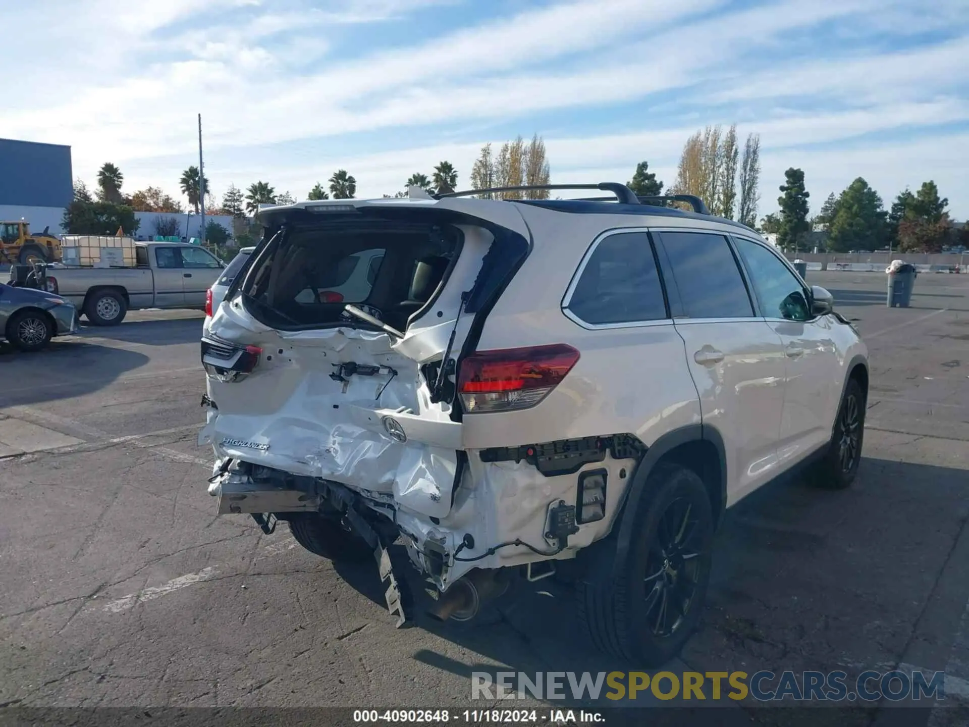 4 Photograph of a damaged car 5TDKZRFHXKS569373 TOYOTA HIGHLANDER 2019