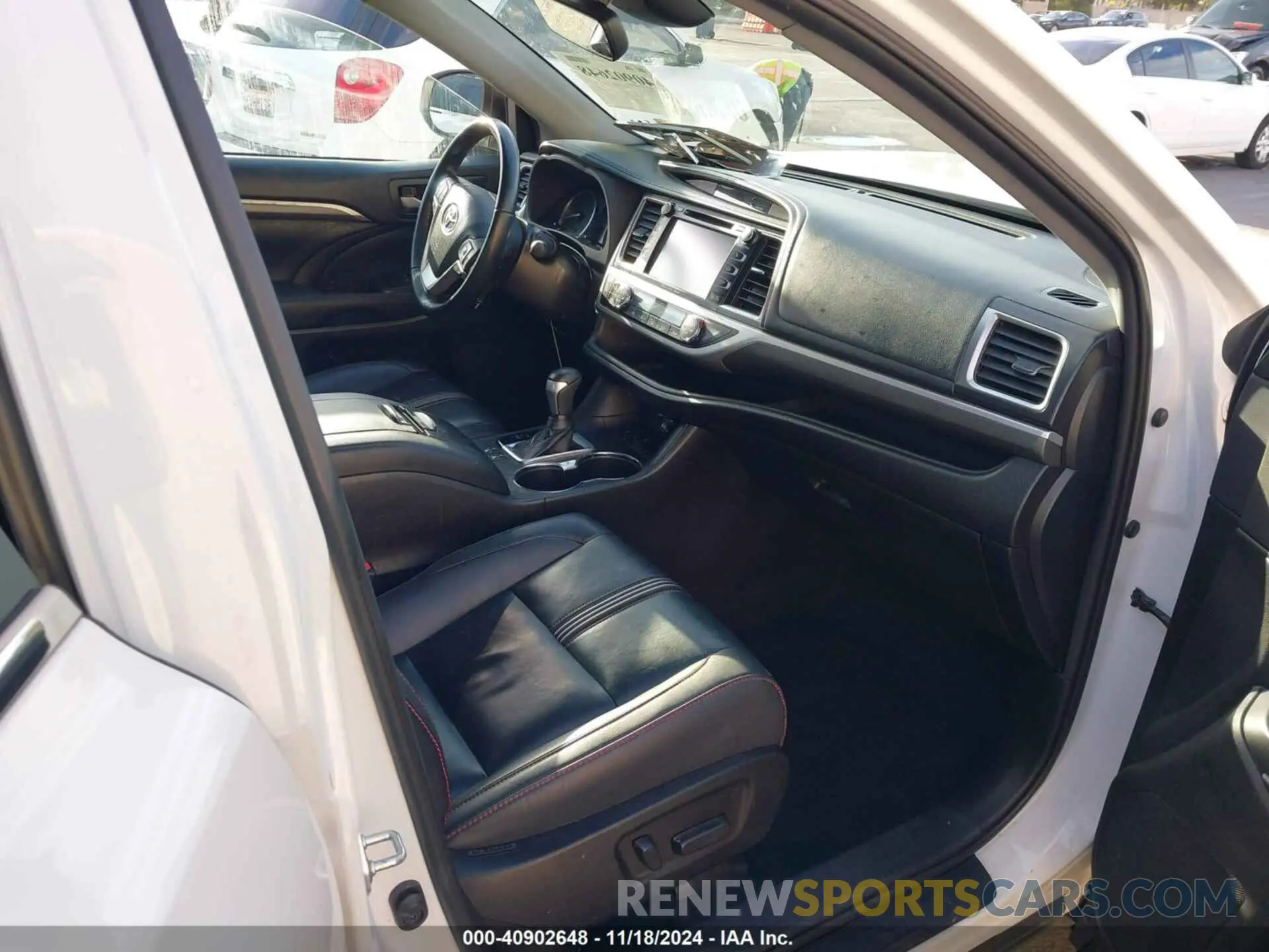 5 Photograph of a damaged car 5TDKZRFHXKS569373 TOYOTA HIGHLANDER 2019
