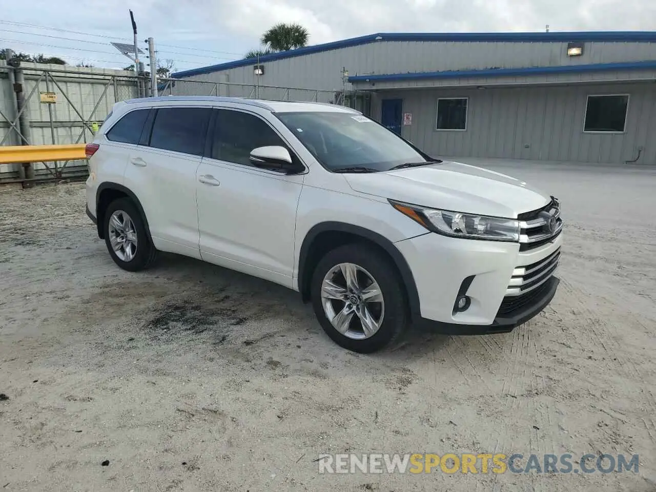 4 Photograph of a damaged car 5TDYZRFH0KS313141 TOYOTA HIGHLANDER 2019