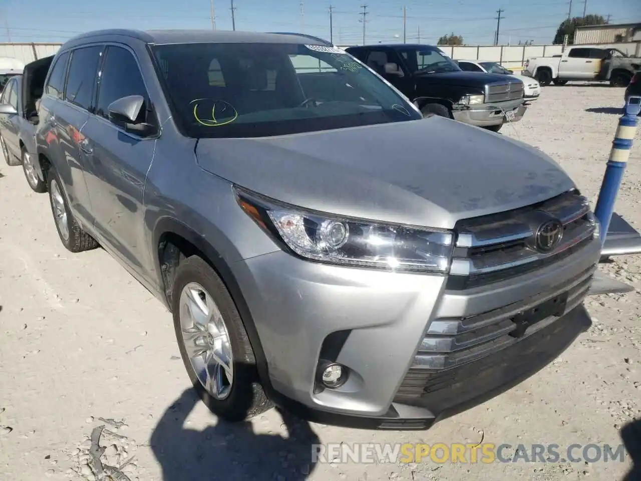 1 Photograph of a damaged car 5TDYZRFH1KS323130 TOYOTA HIGHLANDER 2019